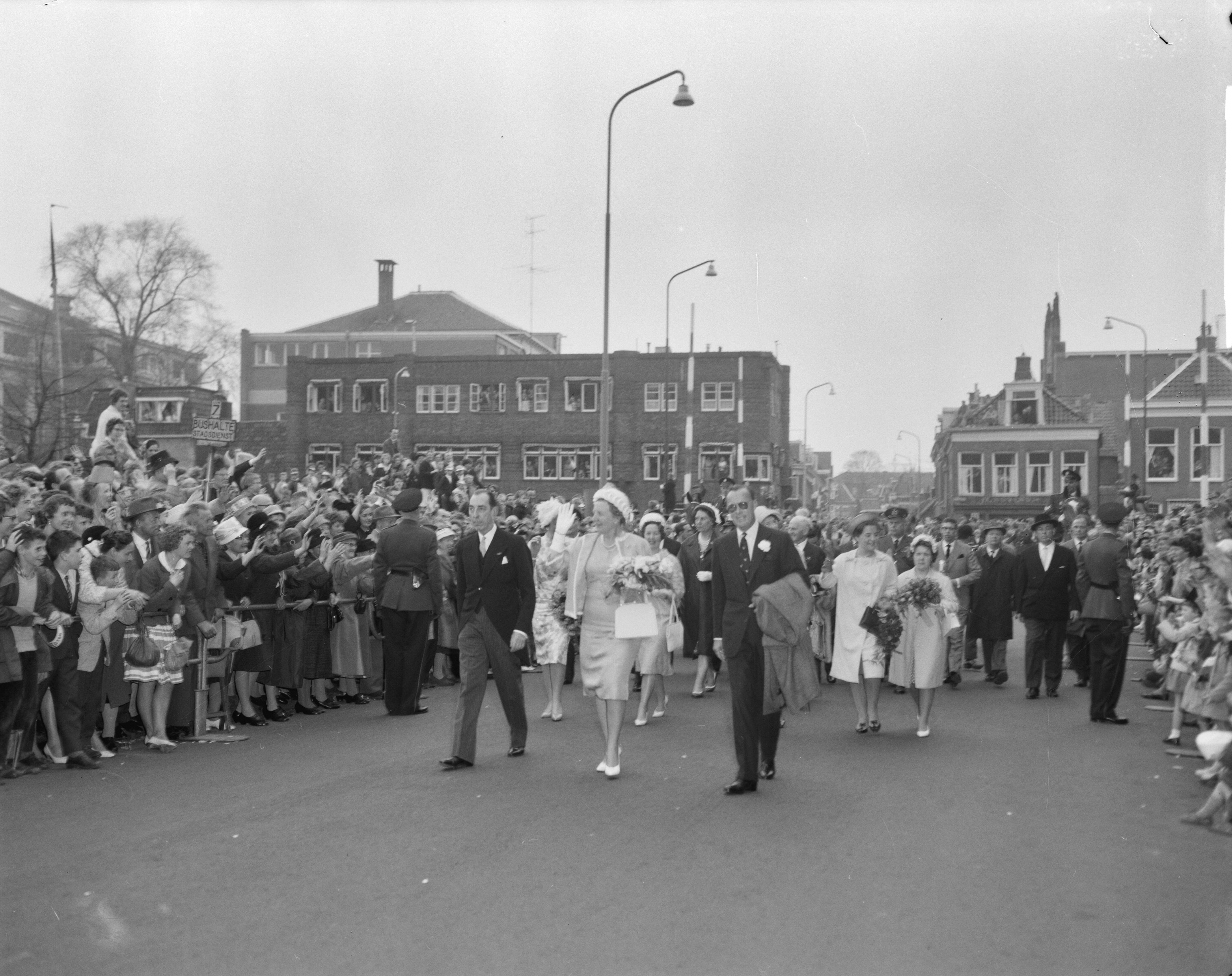 Koninklijk bezoek aan Groningen en Friesland (1962) — Koninklijk bezoek aan Groningen — Foto: Bilsen, Joop van / Anefo. Licentie: Set B: Rechtenvrij / Publiek Domein. Bron: Nationaal Archief. http://hdl.handle.net/10648/aa06f61e-d0b4-102d-bcf8-003048976d84