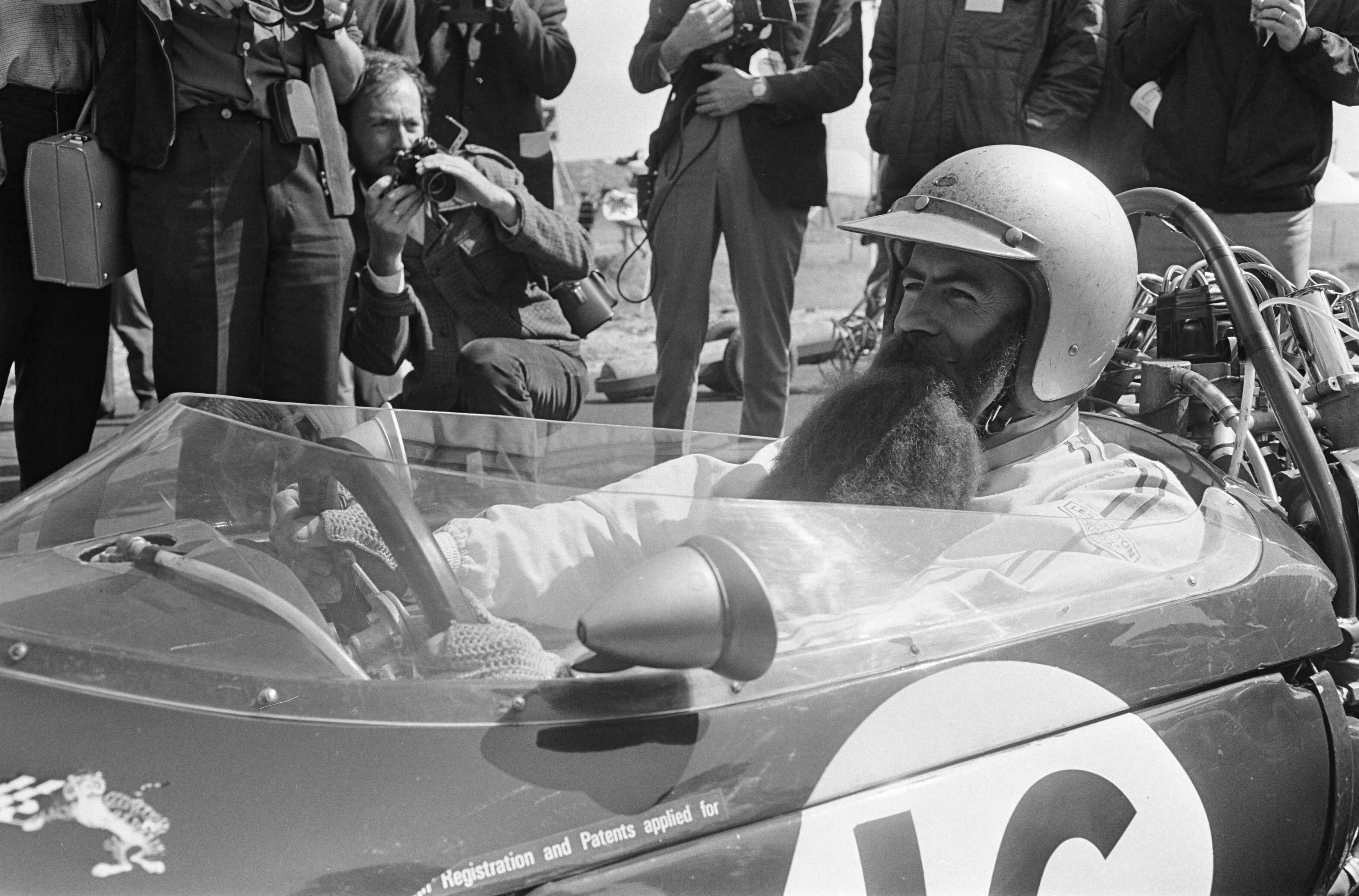 Fotocollectie Anefo — Grand Prix te Zandvoort, Jack Brabham met nepbaard — Foto: Koch, Eric / Anefo. Licentie: Set B: Rechtenvrij / Publiek Domein. Bron: Nationaal Archief. http://hdl.handle.net/10648/aaf3d196-d0b4-102d-bcf8-003048976d84