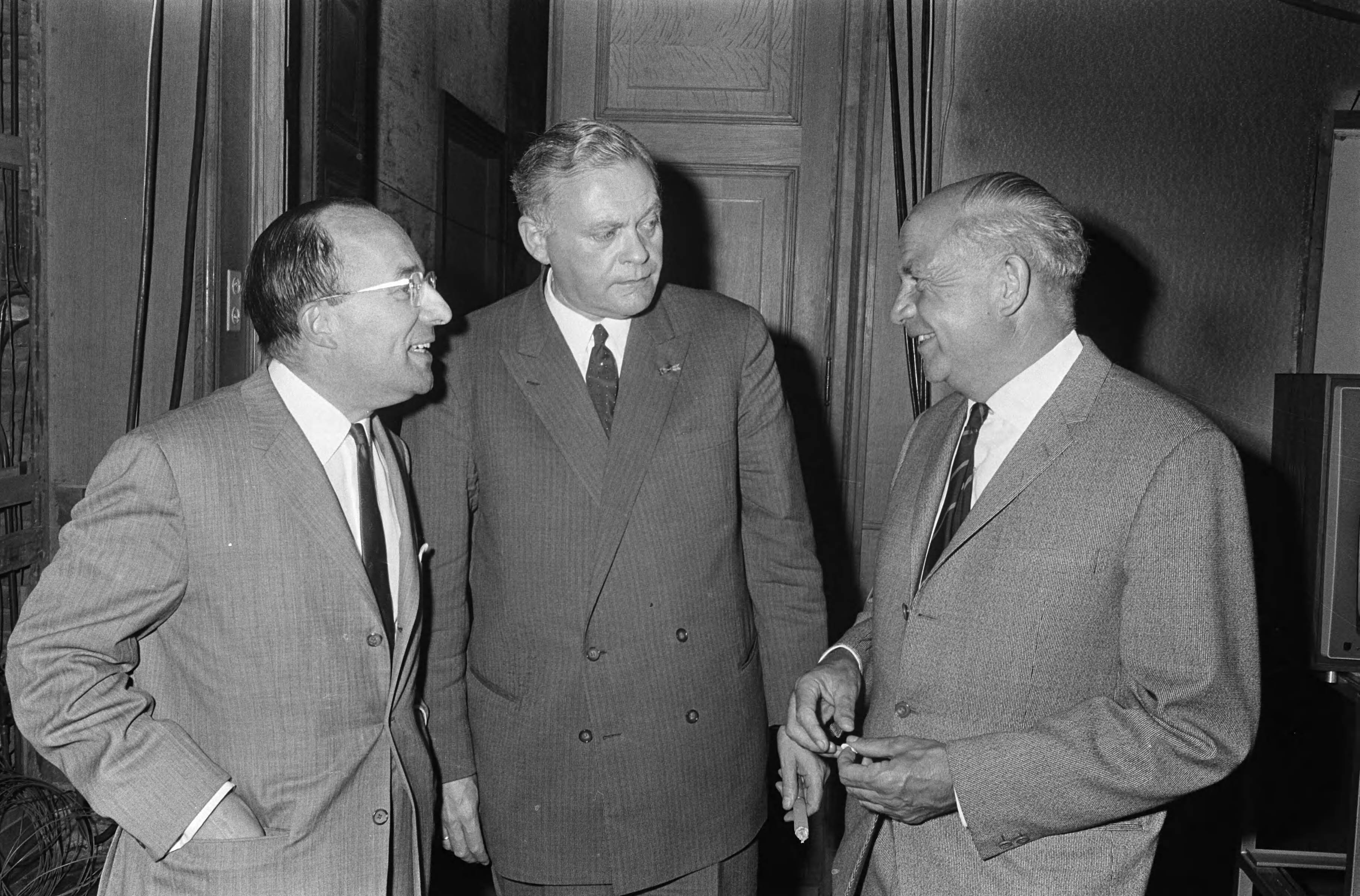 Fotocollectie Anefo — Verkiezingen, Premier Cals , Minister Smallenbroek en de heer Nederhorst (PvdA) in TV-studio te Den Haag — Foto: Koch, Eric / Anefo. Licentie: Set B: Rechtenvrij / Publiek Domein. Bron: Nationaal Archief. http://hdl.handle.net/10648/aaecd210-d0b4-102d-bcf8-003048976d84