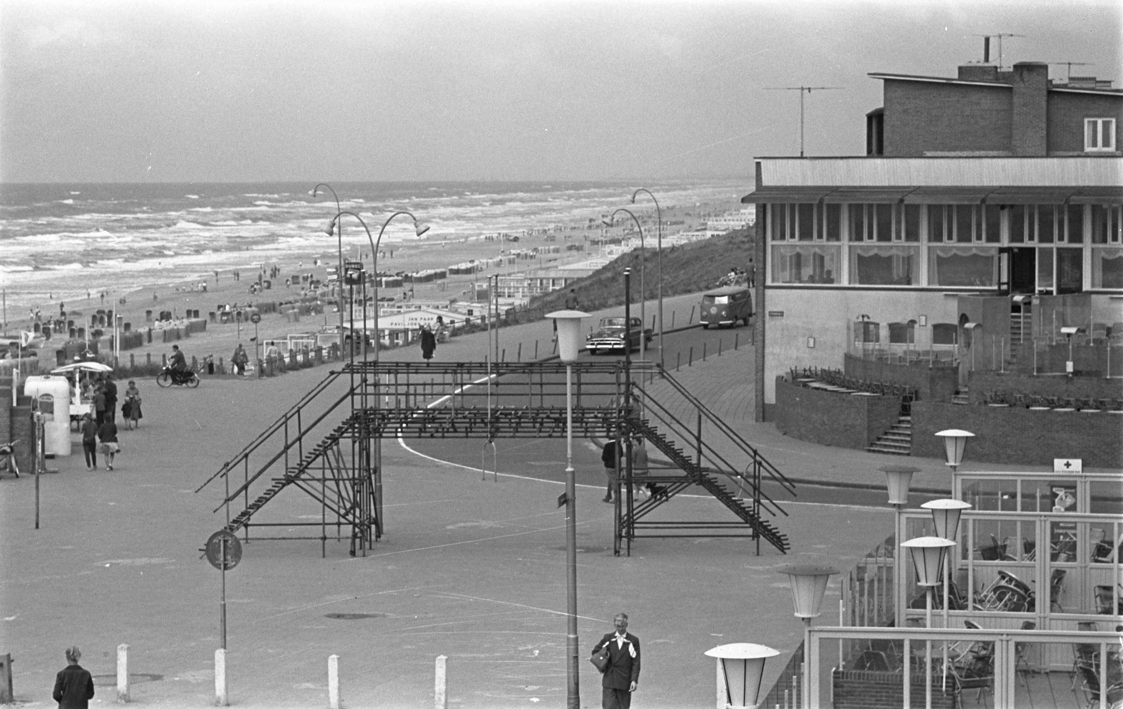 Fotocollectie Anefo — Bouwen van luchtbruggen in Zandvoort voor toegang tot het strand i.v.m. wereldkampioenschap wielrennen — Foto: Pot, Harry / Anefo. Licentie: Set B: Rechtenvrij / Publiek Domein. Bron: Nationaal Archief. http://hdl.handle.net/10648/a99a031a-d0b4-102d-bcf8-003048976d84