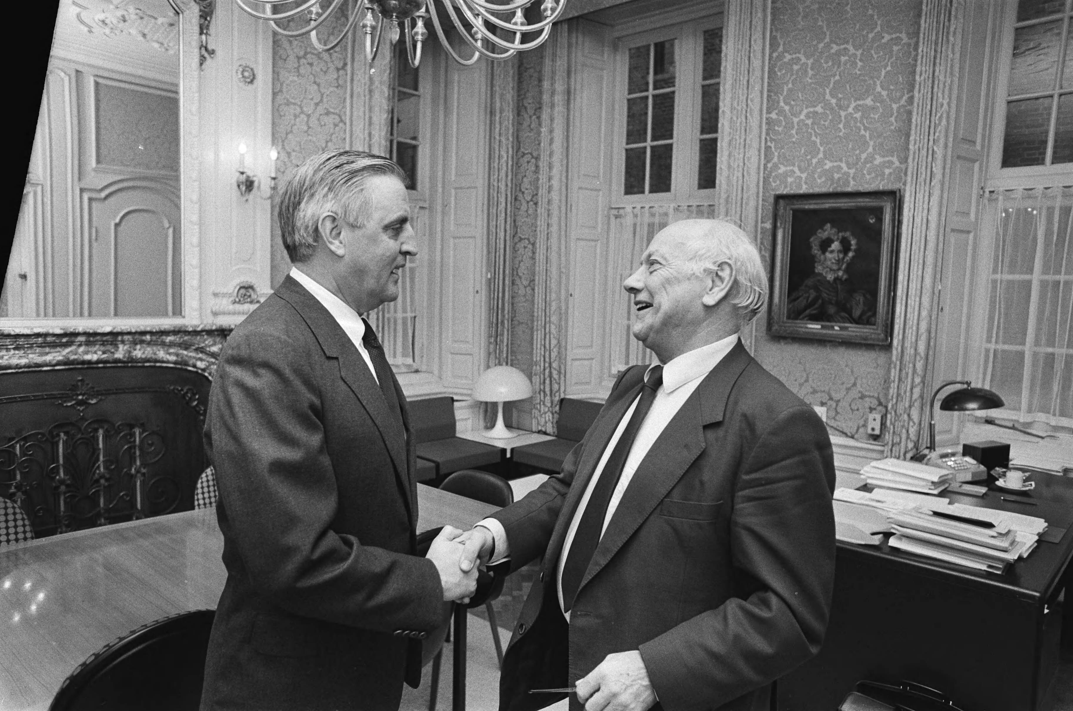 Fotocollectie Anefo — Walter Mondale tijdens gesprek met J. den Uyl (r) in Den Haag — Foto: Bogaerts, Rob / Anefo. Licentie: Set B: Rechtenvrij / Publiek Domein. Bron: Nationaal Archief. http://hdl.handle.net/10648/ad4d5dc2-d0b4-102d-bcf8-003048976d84
