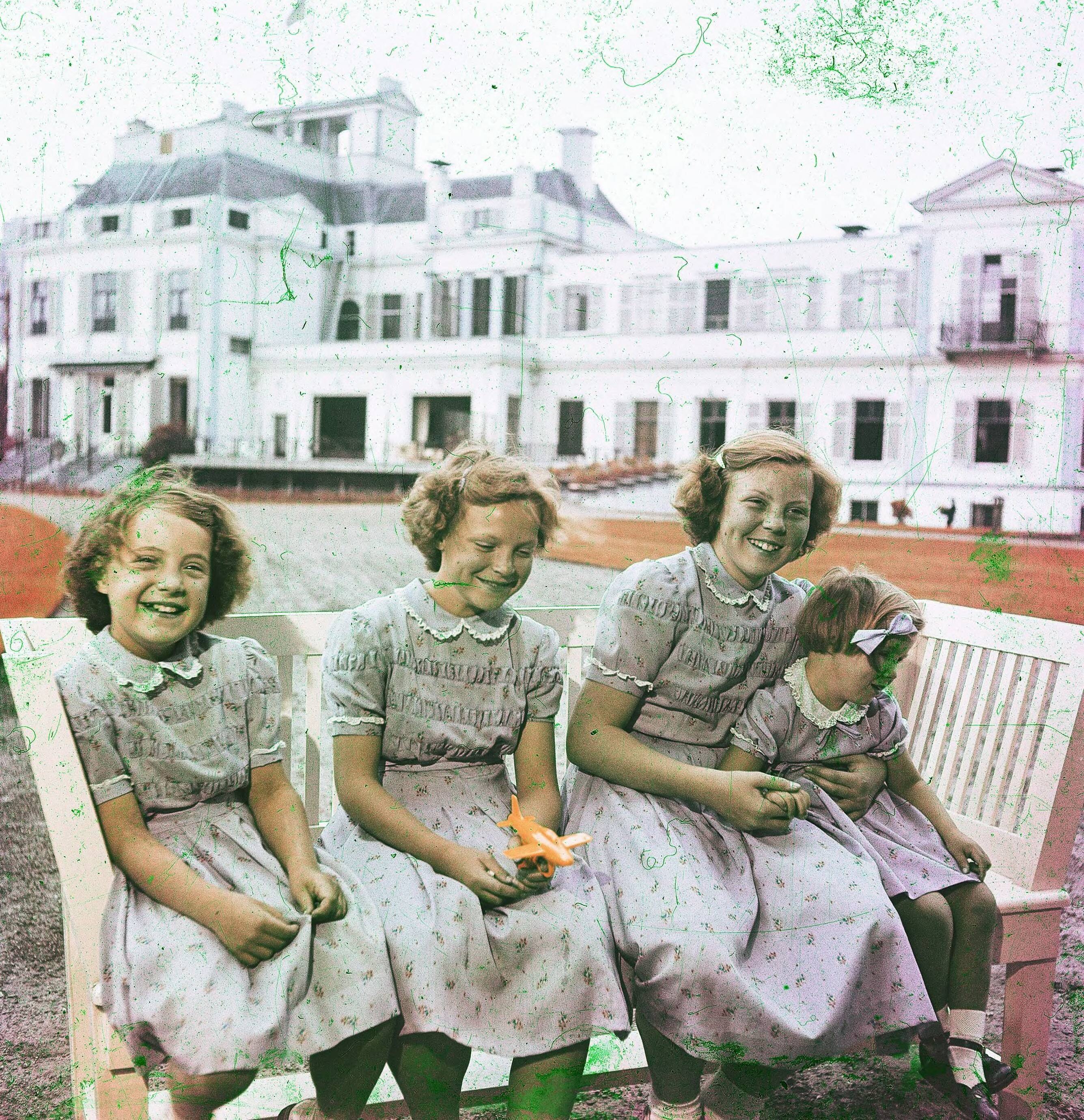 Fotocollectie RVD / Koninklijk Huis — Prinsessen Beatrix, Irene, Margriet en Marijke in de tuin van Paleis Soestdijk — Foto: Onbekend / RVD. Licentie: Set B: Rechtenvrij / Publiek Domein. Bron: Nationaal Archief. http://hdl.handle.net/10648/afb0cae0-d0b4-102d-bcf8-003048976d84