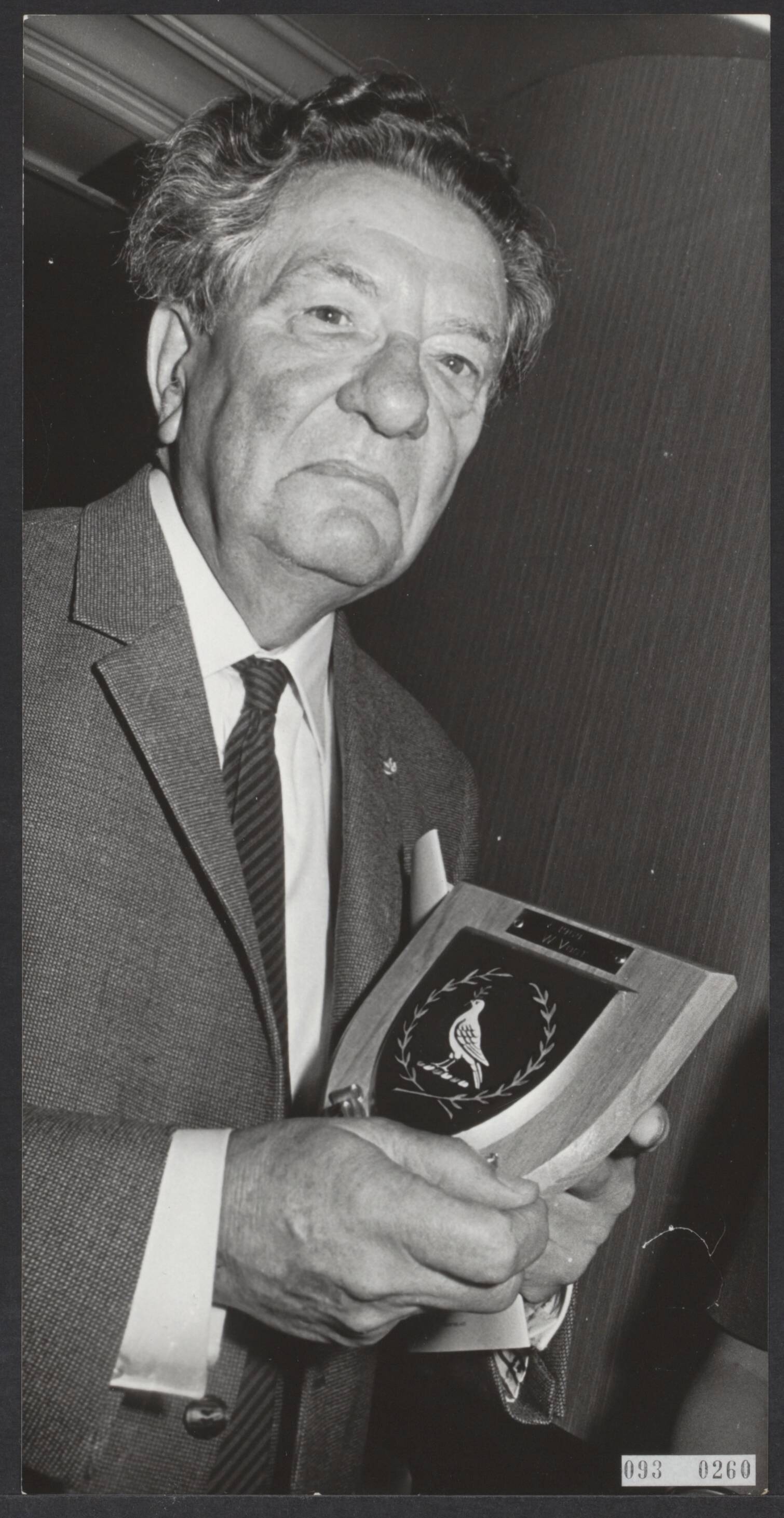 Fotocollectie Elsevier Binnenland — Radiopionier Willem Vogt ontvangt Executive Shield van International Broadcasters Society in het Hof van Holland te Hilversum — Foto: Koch, Eric / Anefo. Licentie: Set B: Rechtenvrij / Publiek Domein. Bron: Nationaal Archief. http://hdl.handle.net/10648/ae27a0e0-d0b4-102d-bcf8-003048976d84