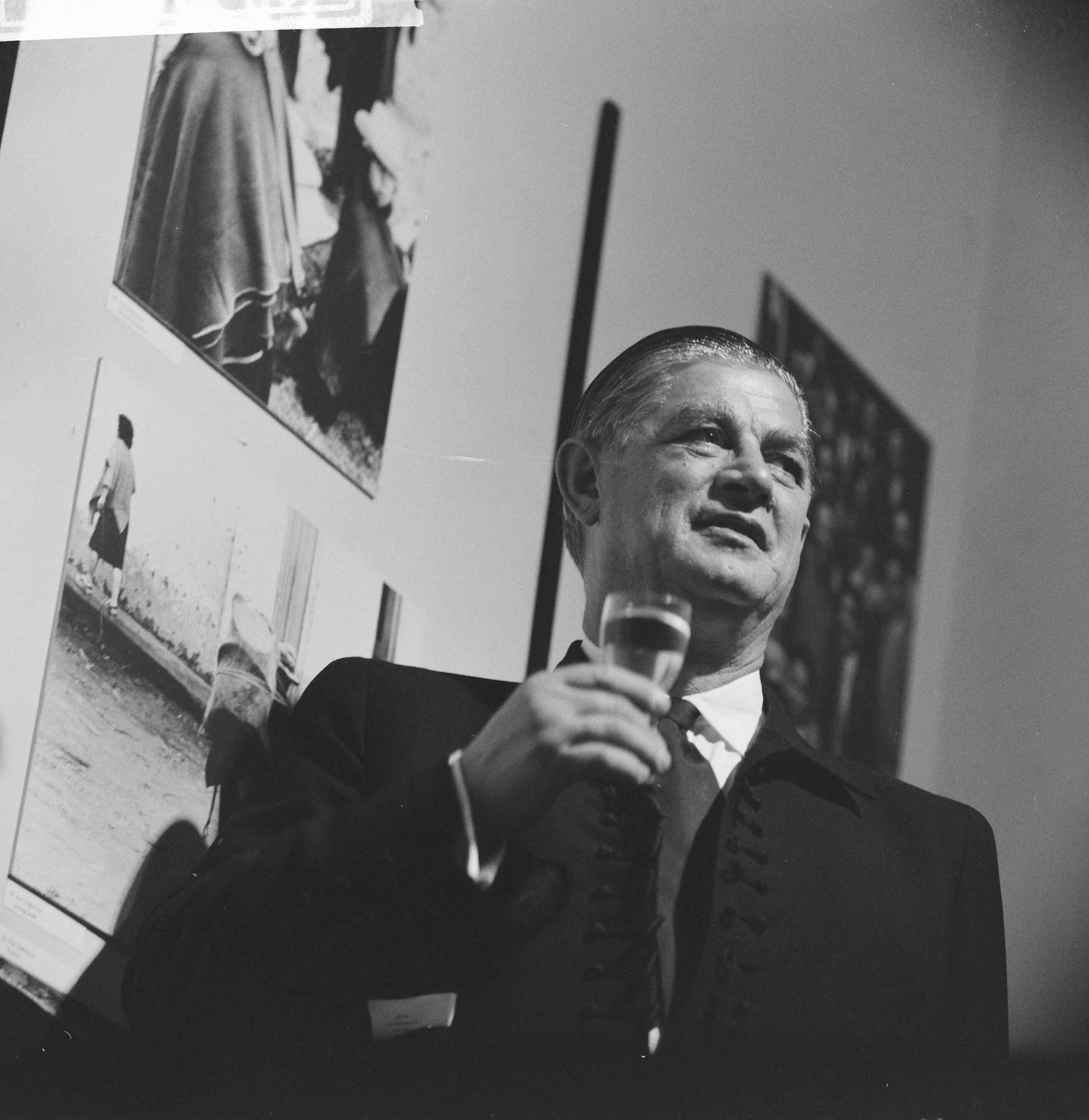 Fotocollectie Anefo — Opening World Press Photo 1961 [een jurylid] — Foto: Nijs, Jac. de / Anefo. Licentie: Set B: Rechtenvrij / Publiek Domein. Bron: Nationaal Archief. http://hdl.handle.net/10648/a9e4e2e0-d0b4-102d-bcf8-003048976d84