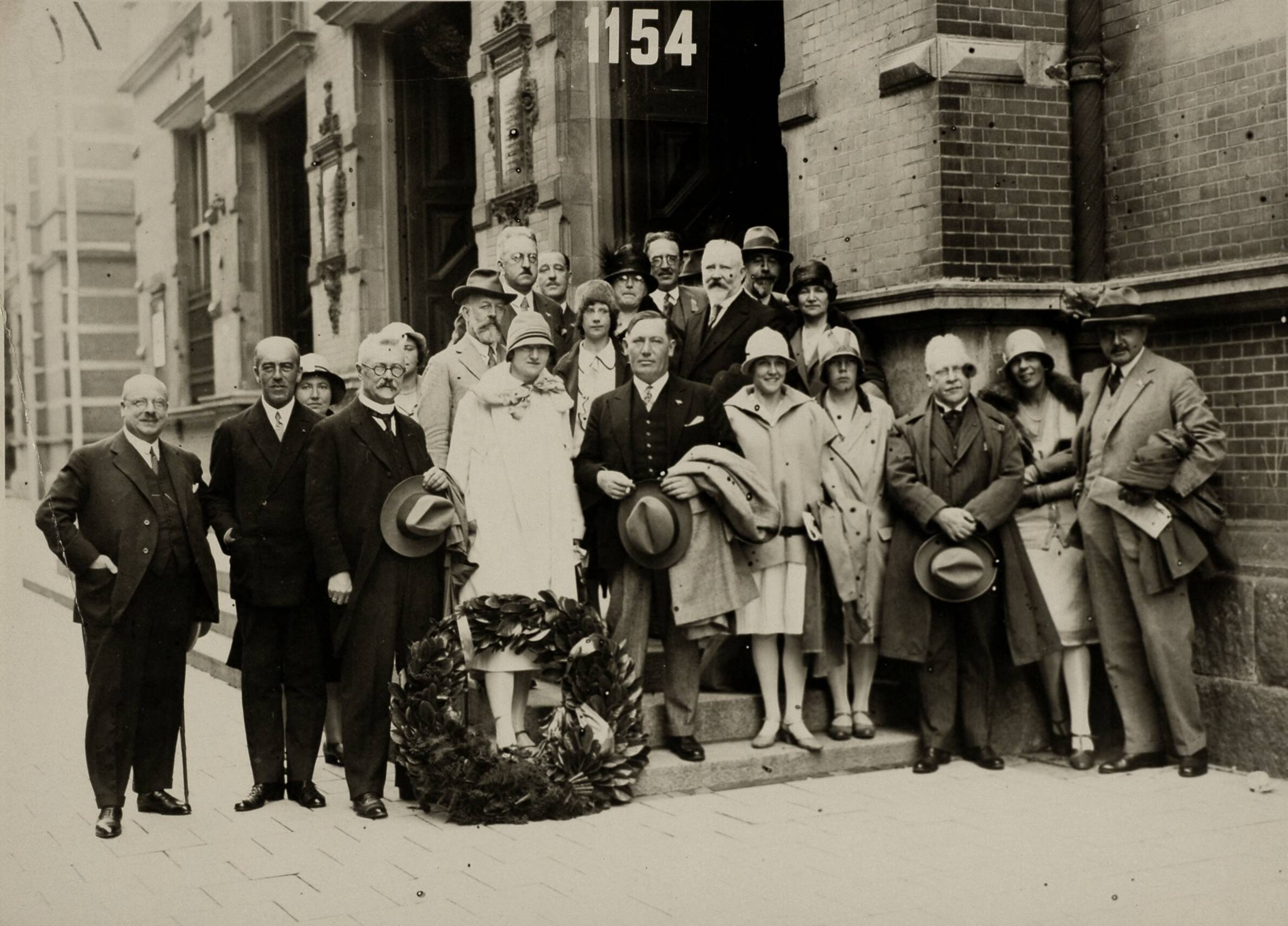 Portretten, Sport — Sport. Olympische Spelen 1928 Amsterdam, Nederland. Een onbekend gezelschap poseert met een lauwerkrans. — Foto: Fotograaf Onbekend / Algemeen Fotobureau Amsterdam / Spaarnestad Photo (05887). Licentie: Set B: Rechtenvrij / Publiek Domein. Bron: Nationaal Archief. http://hdl.handle.net/10648/35429da6-d6a3-a382-e063-6df0900a6686
