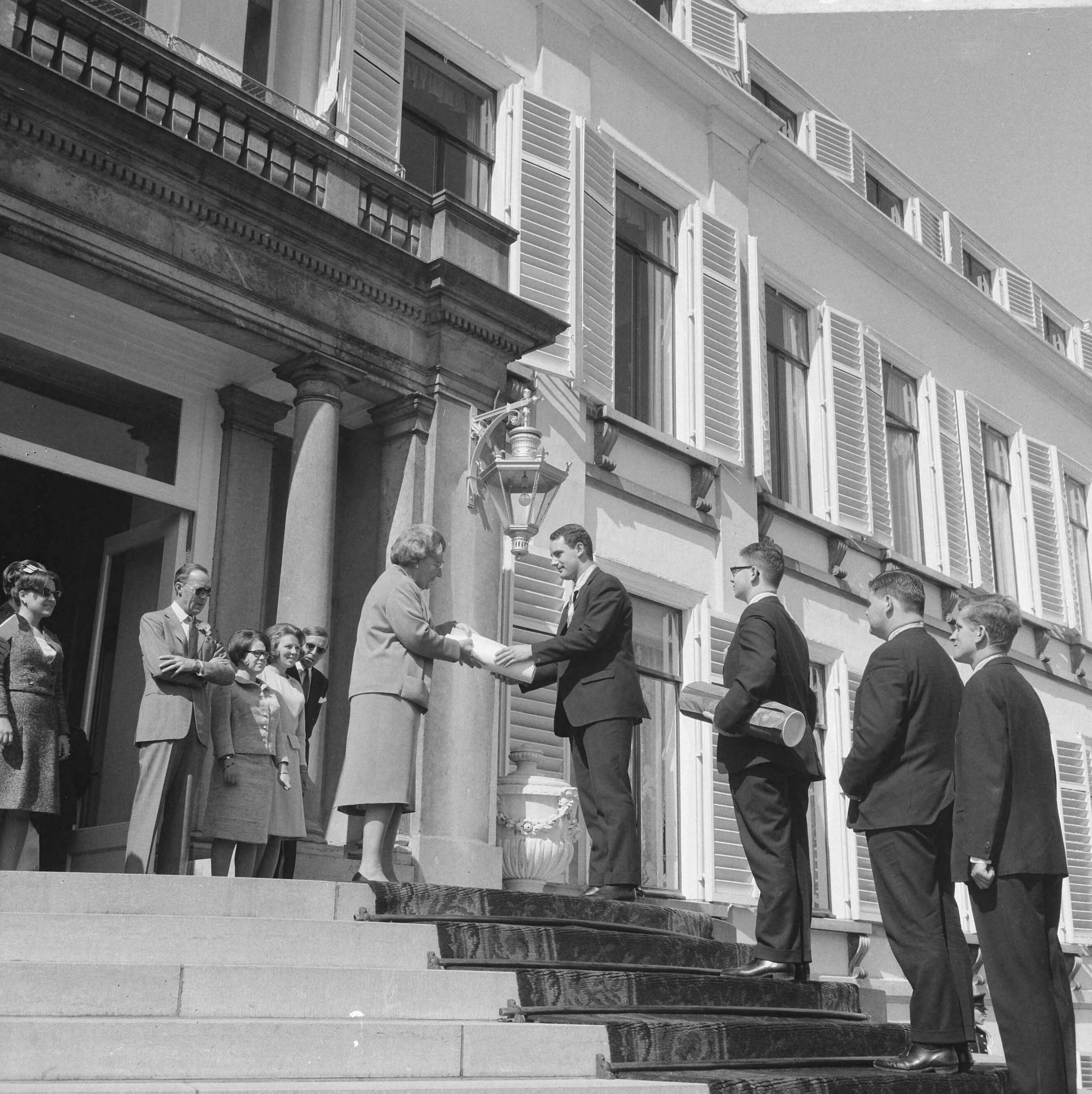 Koninginnedag 1966 — Studenten bieden koningin Juliana een cadeau aan — Foto: Kroon, Ron / Anefo. Licentie: Set B: Rechtenvrij / Publiek Domein. Bron: Nationaal Archief. http://hdl.handle.net/10648/aae80bcc-d0b4-102d-bcf8-003048976d84