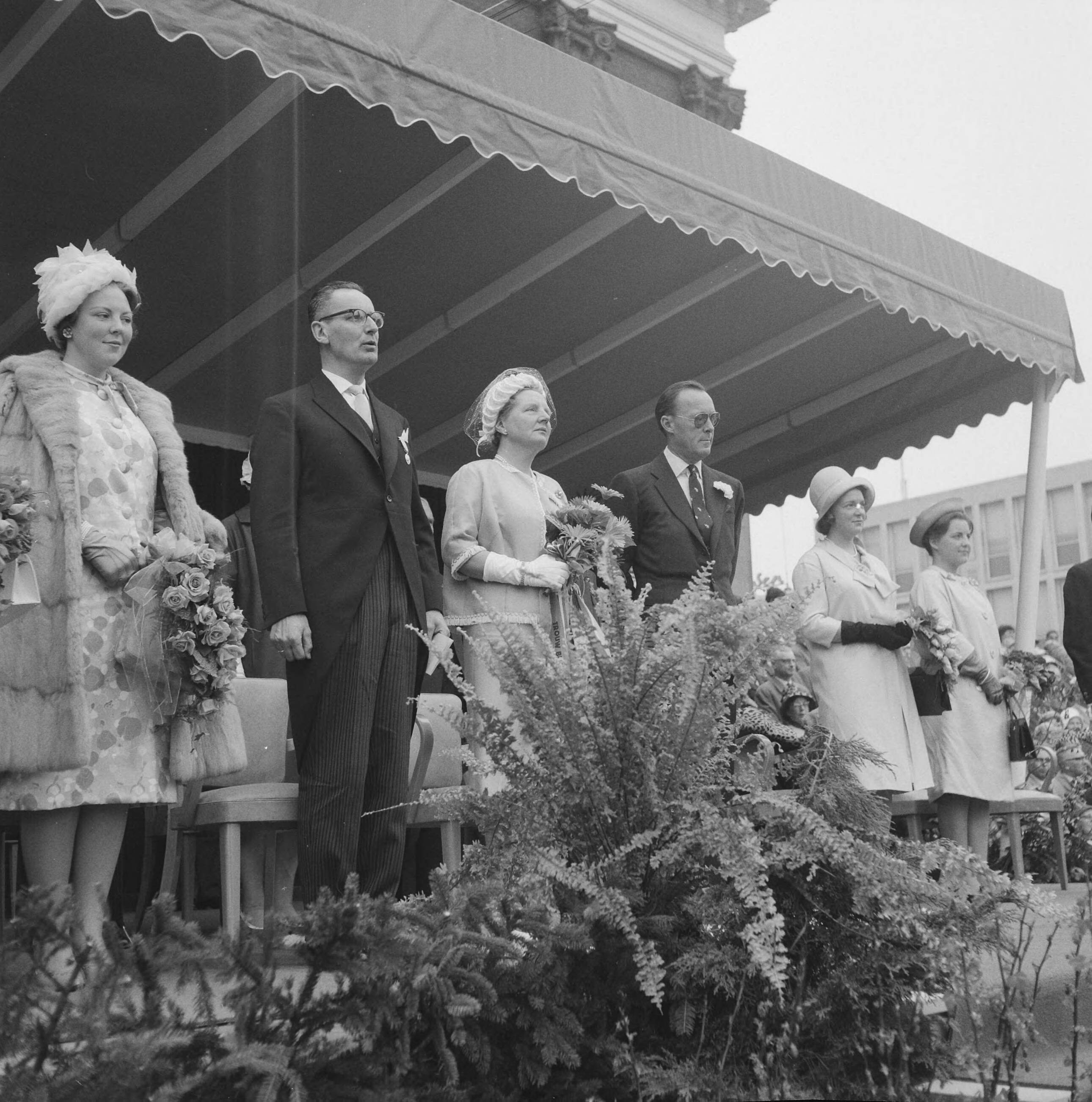Koninklijk bezoek aan Groningen en Friesland (1962) — Koninklijk bezoek aan Groningen — Foto: Merk, Ben / Anefo. Licentie: Set B: Rechtenvrij / Publiek Domein. Bron: Nationaal Archief. http://hdl.handle.net/10648/aa07213e-d0b4-102d-bcf8-003048976d84