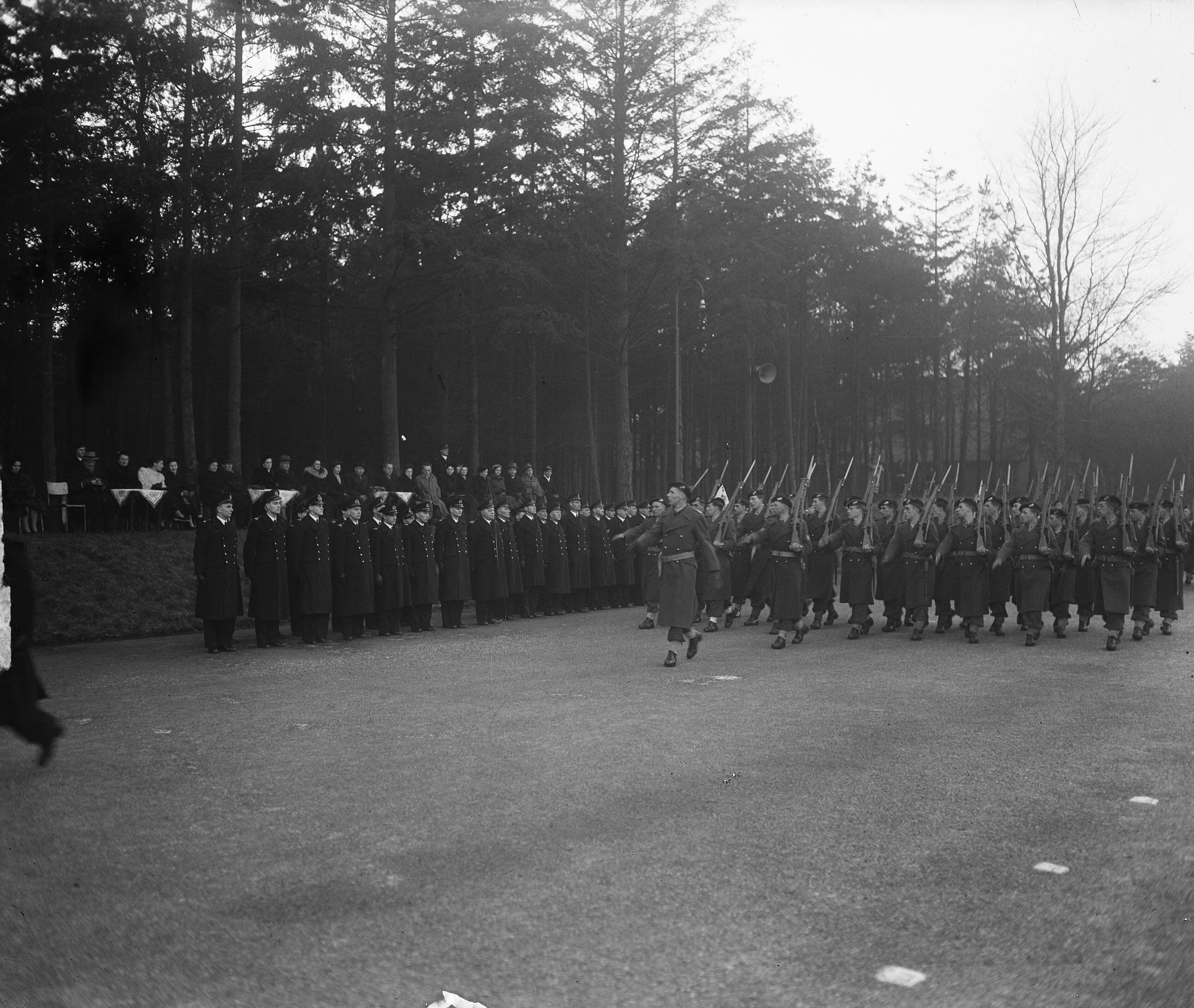 Beëdiging MOC Hilversum — Beediging MOC Hilversum. Parade met een detachement Mariniers — Foto: Winterbergen, Rolf / Anefo. Licentie: Set B: Rechtenvrij / Publiek Domein. Bron: Nationaal Archief. http://hdl.handle.net/10648/a8d2ddee-d0b4-102d-bcf8-003048976d84