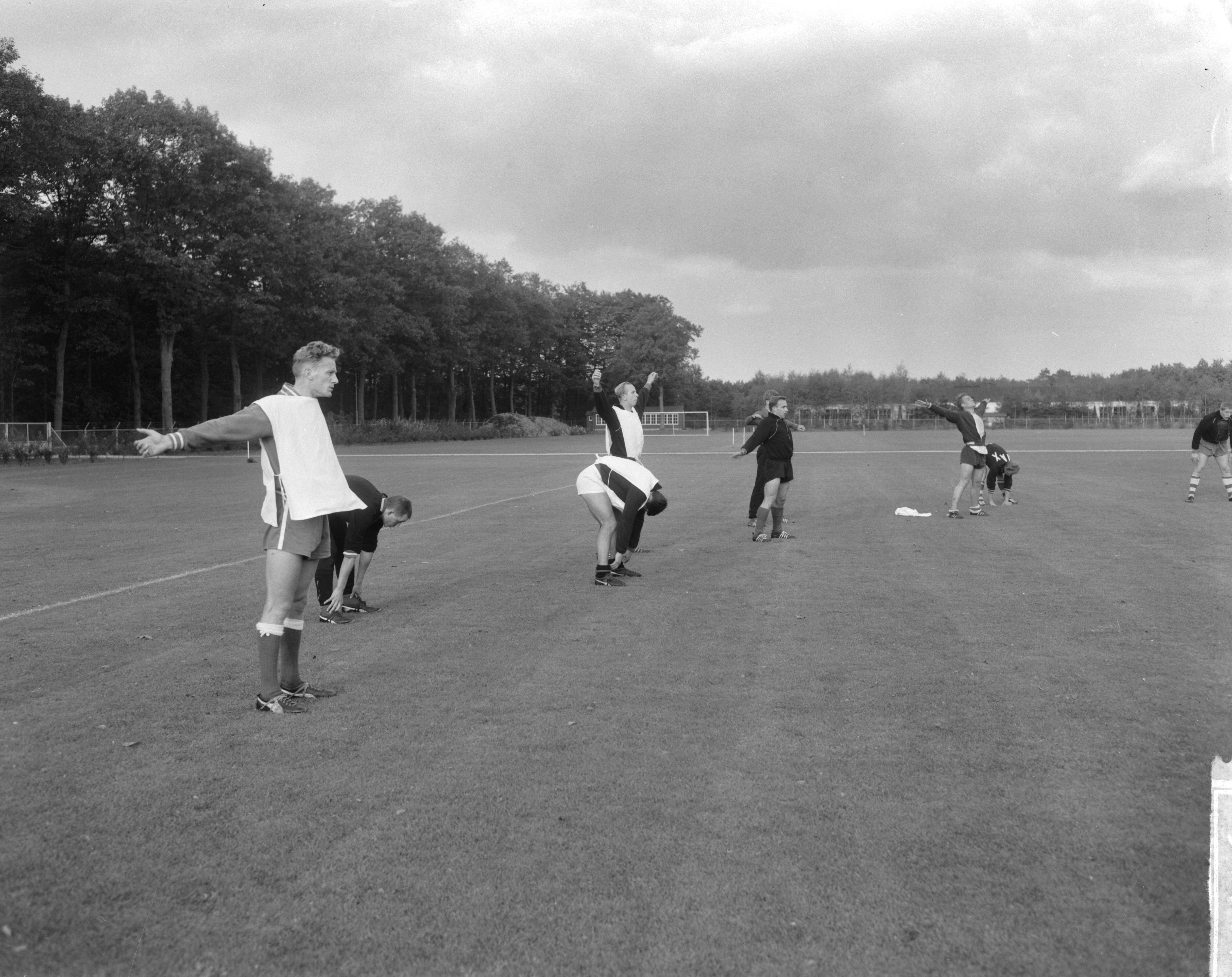Fotocollectie Anefo — Training Nederlands Elftal te Zeist. Vlnr. Nuninga, Vriens, Swart, Henk Groot, Bennaars, Pronk en Petersen — Foto: Bilsen, Joop van / Anefo. Licentie: Set B: Rechtenvrij / Publiek Domein. Bron: Nationaal Archief. http://hdl.handle.net/10648/aa490414-d0b4-102d-bcf8-003048976d84