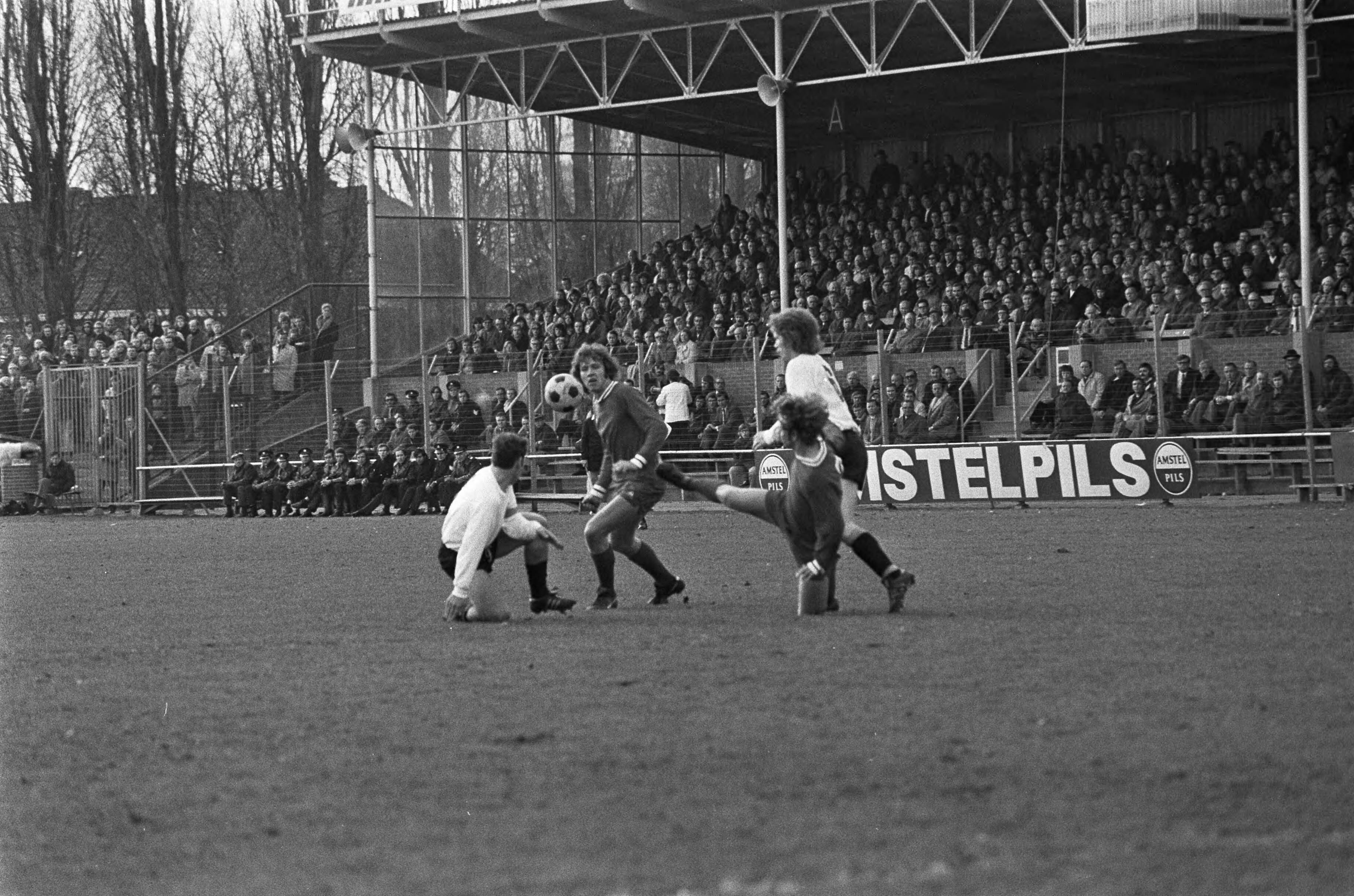 NAC tegen FC Amsterdam : 0-1 — Meijer (l) van Van de Merkt tijdens een aanval — Foto: Fotograaf Onbekend / Anefo. Licentie: Set B: Rechtenvrij / Publiek Domein. Bron: Nationaal Archief. http://hdl.handle.net/10648/ac3d62a6-d0b4-102d-bcf8-003048976d84
