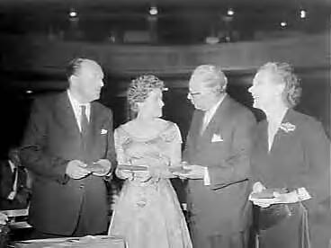 Fotocollectie Anefo — Uitreiking toneelprijzen, Vier van de zes die Bouwmeesterprijzen in ontvangst mochten nemen: Johan Fiolet met zijn bronzen medaille, Myra Ward met de Theo d'Or, Cees Laseur met zijn zilveren medaille en Mimi Boesnach met haar bronzen medaille (van links naar rechts). — Foto: Bilsen, Joop van / Anefo. Licentie: Set B: Rechtenvrij / Publiek Domein. Bron: Nationaal Archief. http://hdl.handle.net/10648/a9613544-d0b4-102d-bcf8-003048976d84