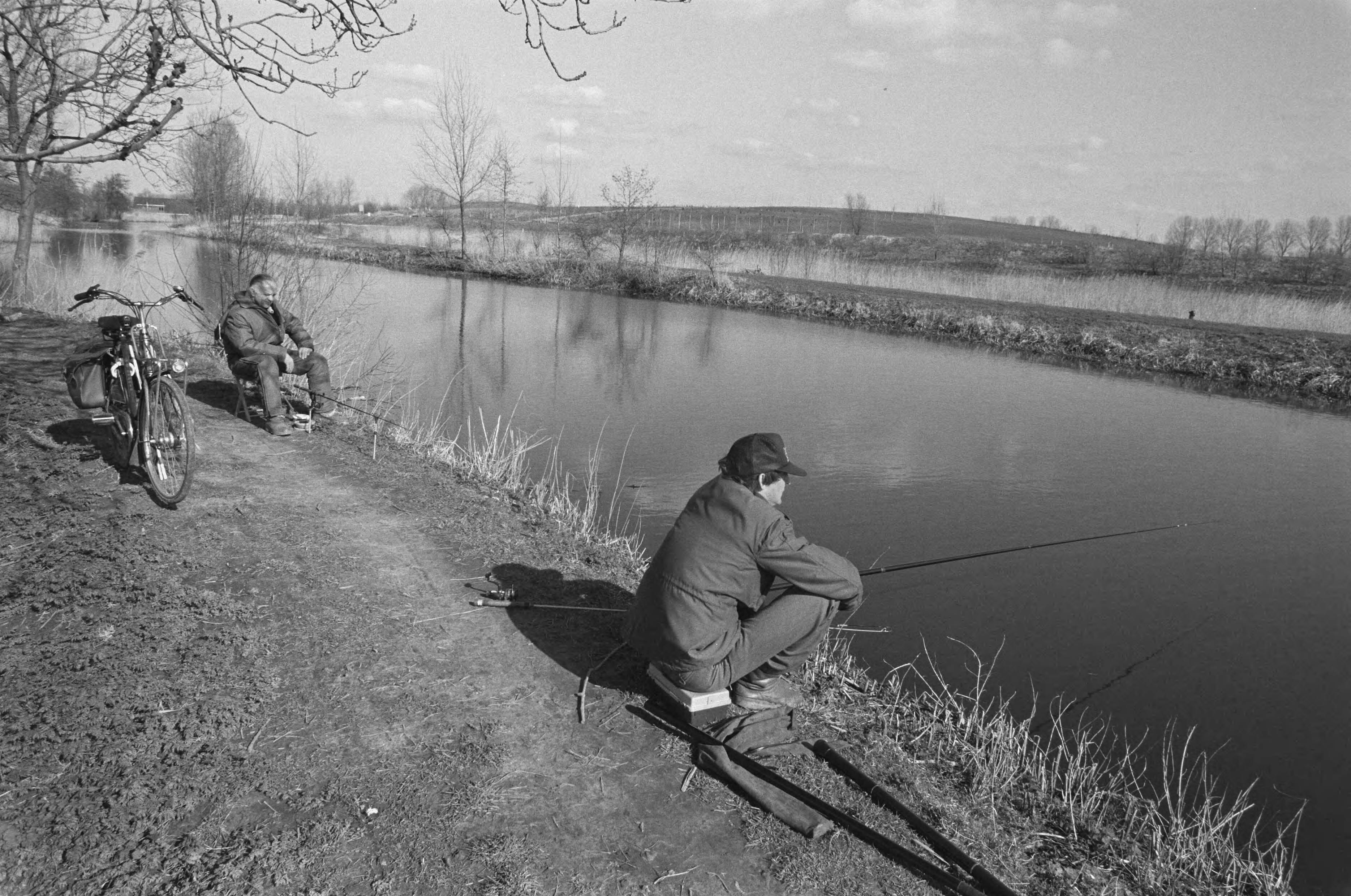 Fotocollectie Anefo — Voormalige vuilnisstortplaats (Zegerplas) i.v.m. mogelijke aanwezigheid vaten giftig vissers aan de Kromme Aar — Foto: Bogaerts, Rob / Anefo. Licentie: Set B: Rechtenvrij / Publiek Domein. Bron: Nationaal Archief. http://hdl.handle.net/10648/ad695bda-d0b4-102d-bcf8-003048976d84