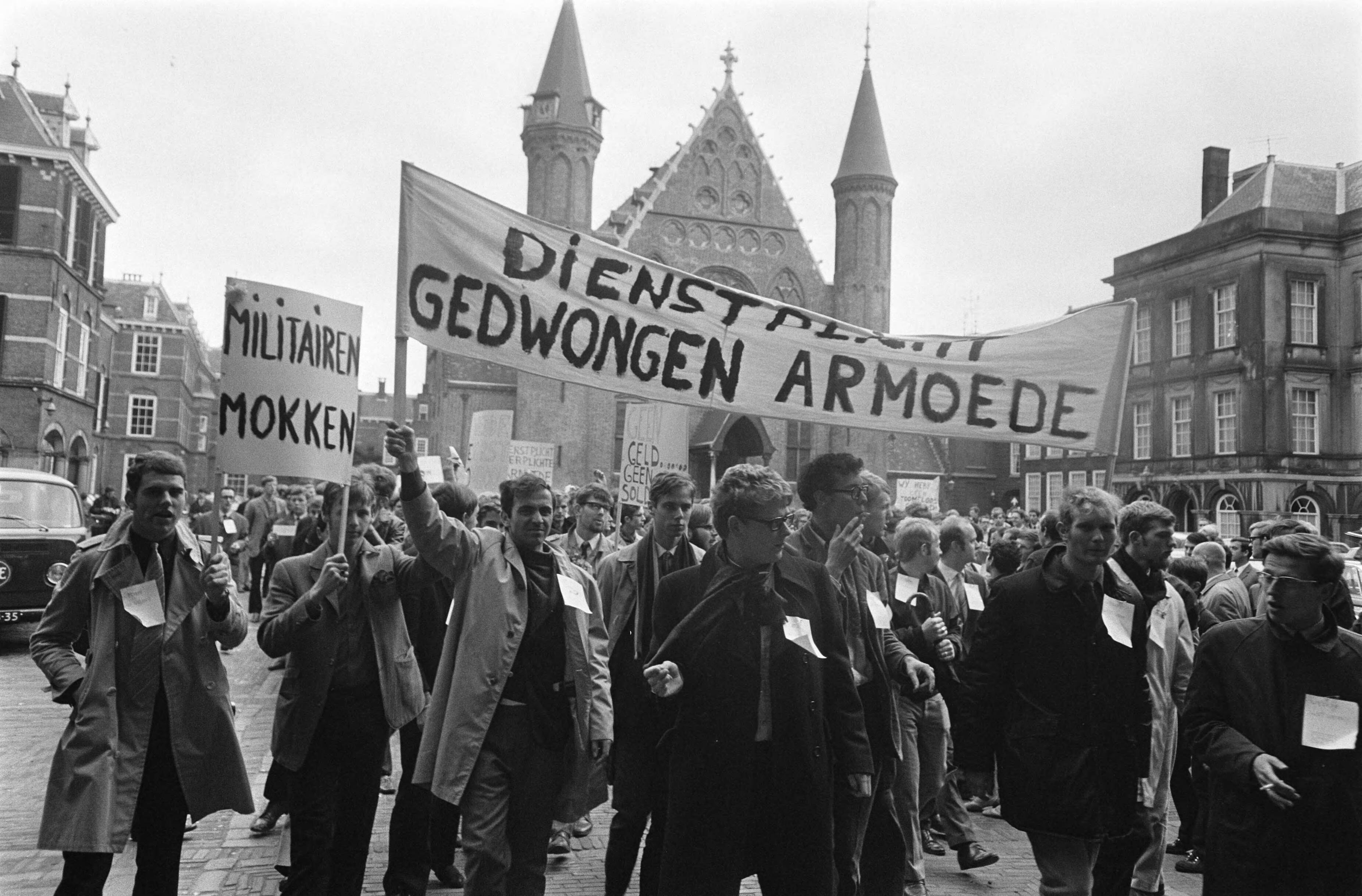 Fotocollectie Anefo — Dienstplichtige militairen demonstreren met borden voor m salaris Den Haag . Demonstranten op het Binnenhof — Foto: Evers, Joost / Anefo. Licentie: Set B: Rechtenvrij / Publiek Domein. Bron: Nationaal Archief. http://hdl.handle.net/10648/ab7f30d8-d0b4-102d-bcf8-003048976d84