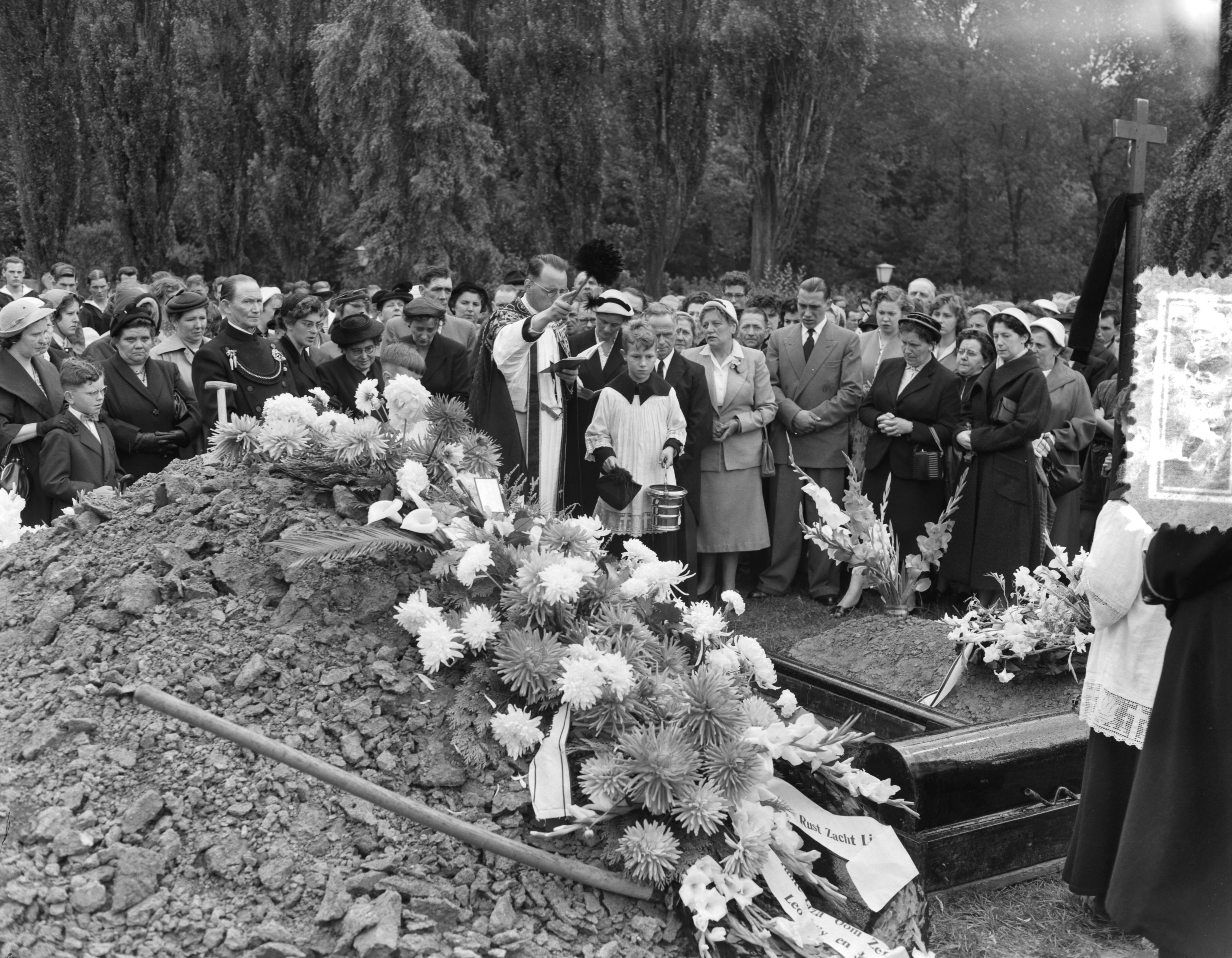 Fotocollectie Anefo — Marinebegrafenis van Eerste Matroos A.J.A. Rith te Heerlen — Foto: Rossem, Wim van / Anefo. Licentie: Set B: Rechtenvrij / Publiek Domein. Bron: Nationaal Archief. http://hdl.handle.net/10648/a94d88b4-d0b4-102d-bcf8-003048976d84