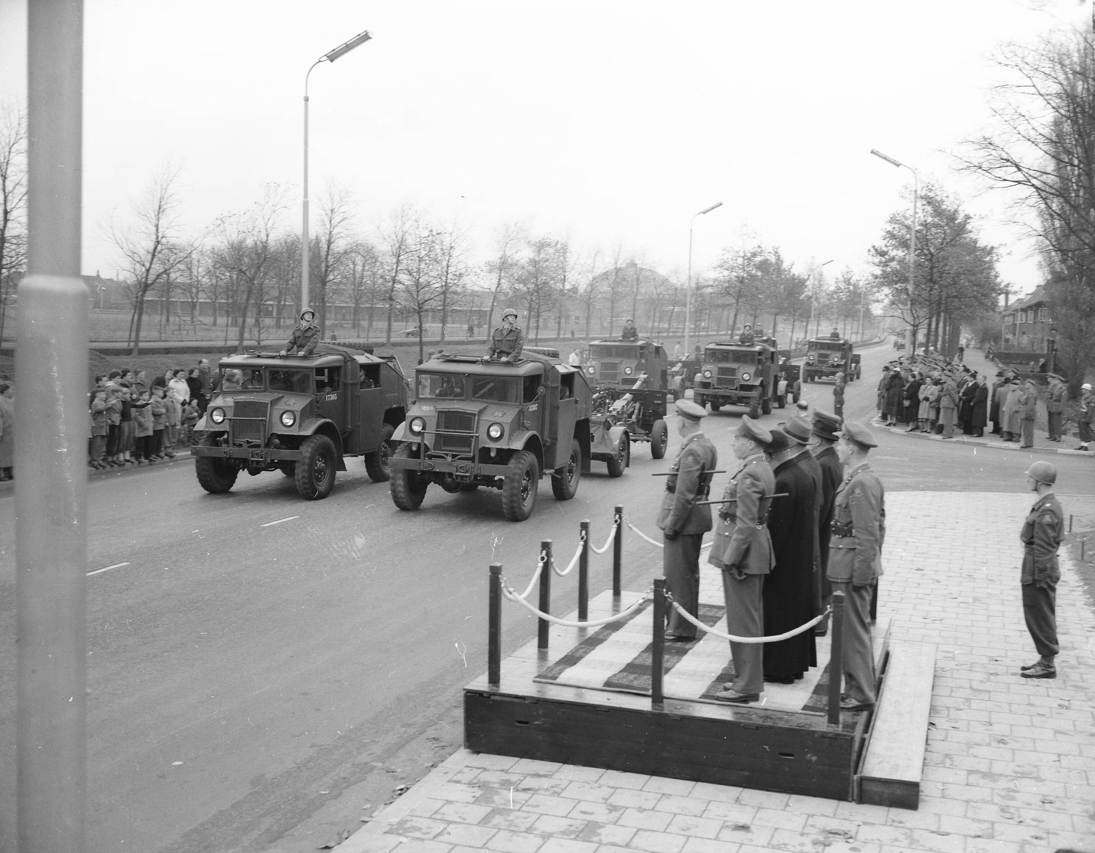 Fotocollectie Anefo — Defilé t.g.v. het 10-jarig bestaan van de Artillerieschool te Breda — Foto: Pot, Harry / Anefo. Licentie: Set B: Rechtenvrij / Publiek Domein. Bron: Nationaal Archief. http://hdl.handle.net/10648/a93eaeca-d0b4-102d-bcf8-003048976d84