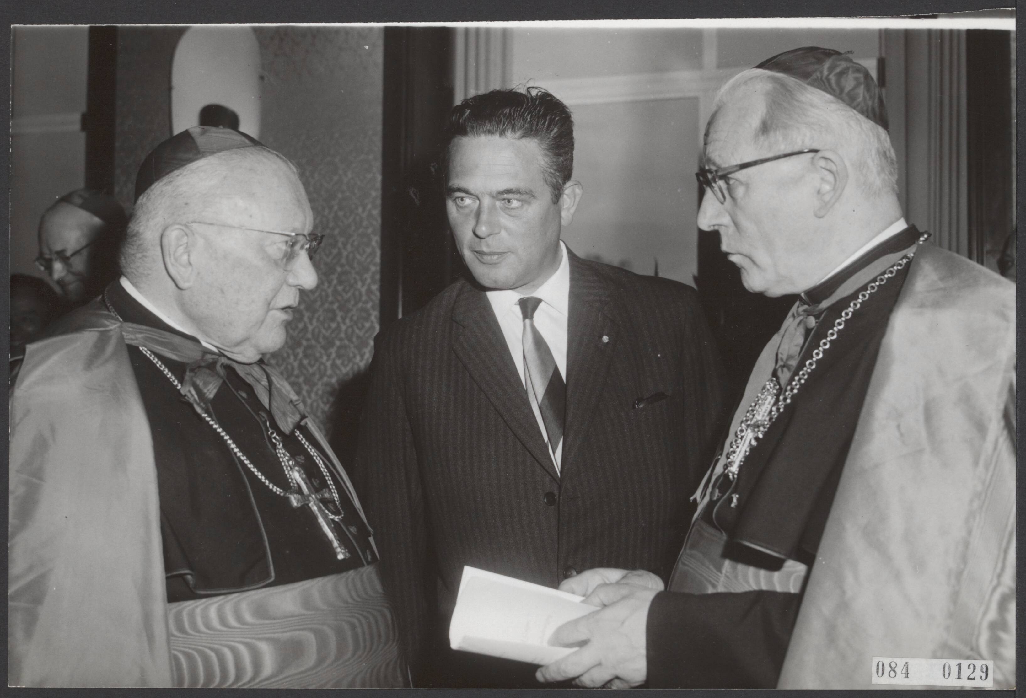 Fotocollectie Elsevier Binnenland — In 's-Hertogenbosch is het internationaal congres Pax Christi officiëel geopend. Tijdens de begroeting vlnr. kardinaal Feltin (Parijs), minister-president Marijnen en kardinaal Alfrink — Foto: Bilsen, Joop van / Anefo. Licentie: Set B: Rechtenvrij / Publiek Domein. Bron: Nationaal Archief. http://hdl.handle.net/10648/ae1c4cea-d0b4-102d-bcf8-003048976d84