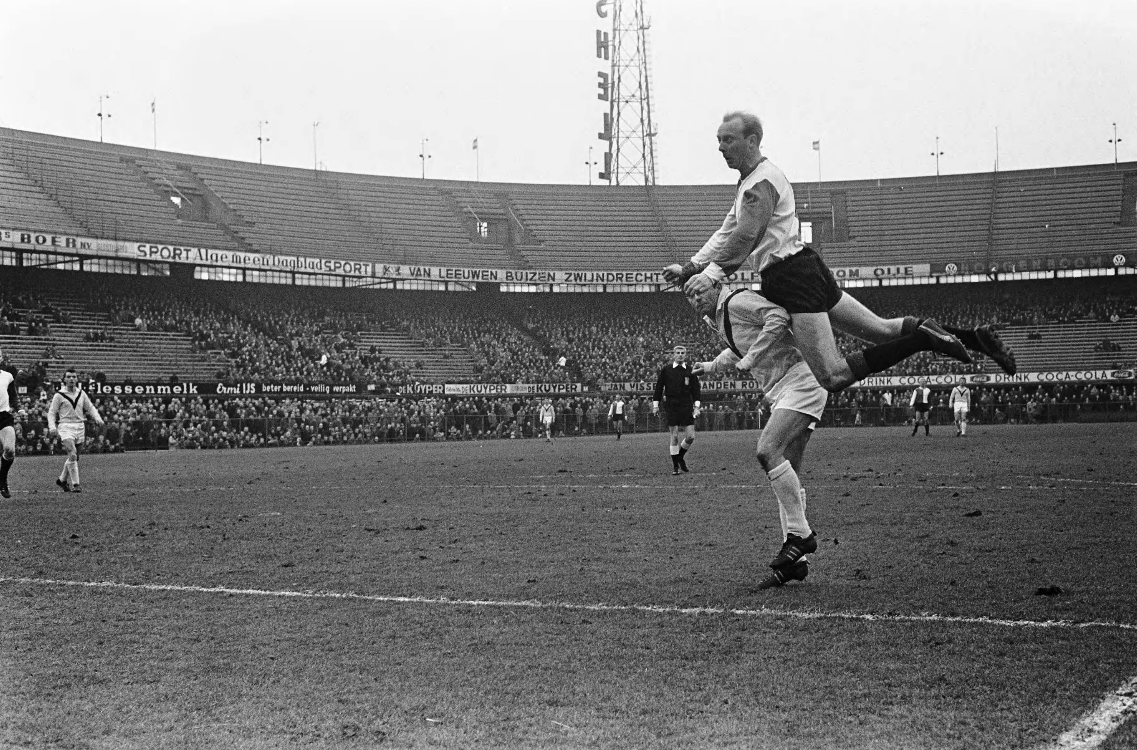 Fotocollectie Anefo — Voetbal. Achtste finale KNVB-beker. Feijenoord tegen Veendam 4-0. Spelmoment, Piet Kruiver in duel met Zoetebier (Veendam) — Foto: Koch, Eric / Anefo. Licentie: Set B: Rechtenvrij / Publiek Domein. Bron: Nationaal Archief. http://hdl.handle.net/10648/aa95ab66-d0b4-102d-bcf8-003048976d84