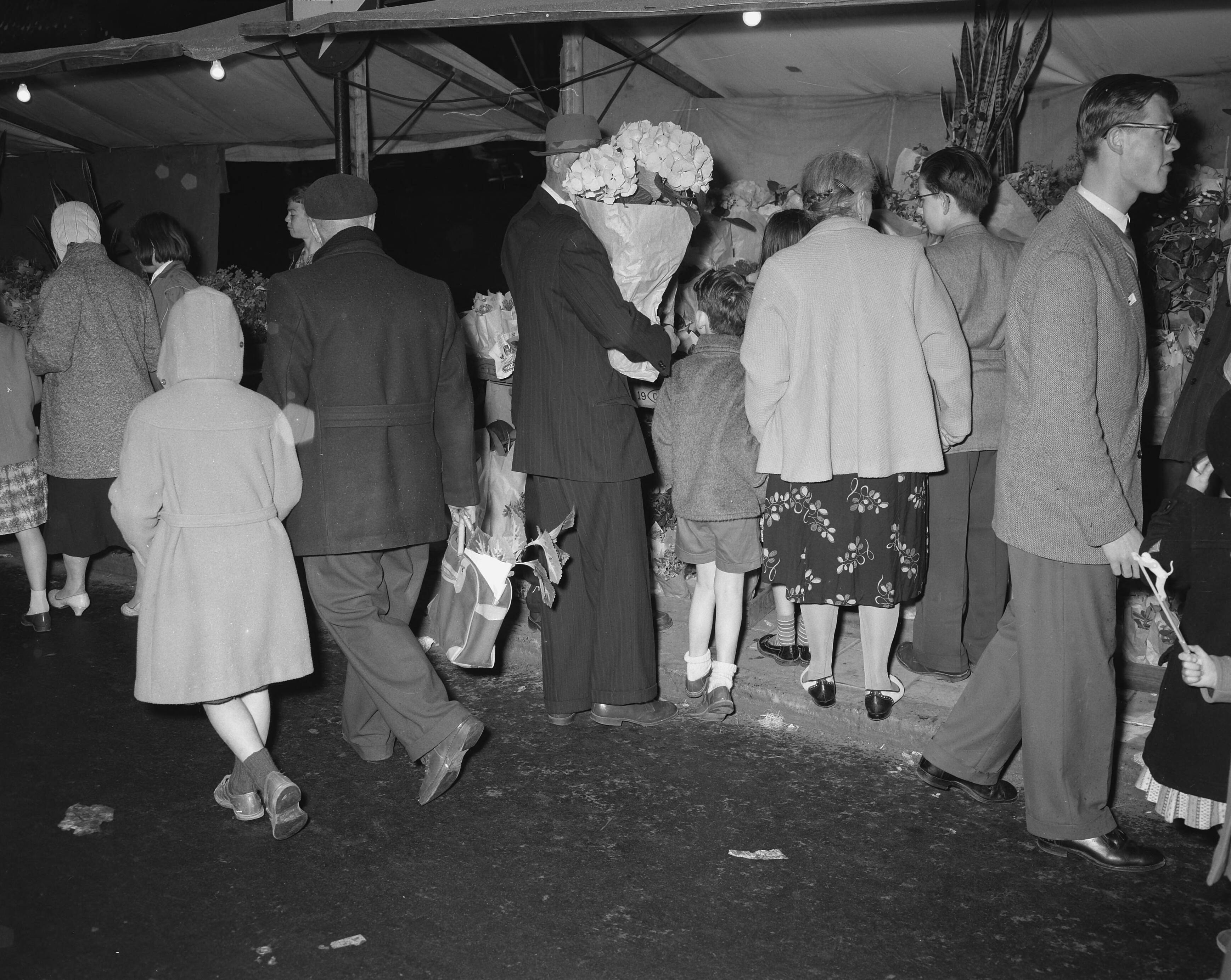 Fotocollectie Anefo — Luilakmarkt Haarlem — Foto: Noske, J.D. / Anefo. Licentie: Set B: Rechtenvrij / Publiek Domein. Bron: Nationaal Archief. http://hdl.handle.net/10648/a9617aea-d0b4-102d-bcf8-003048976d84