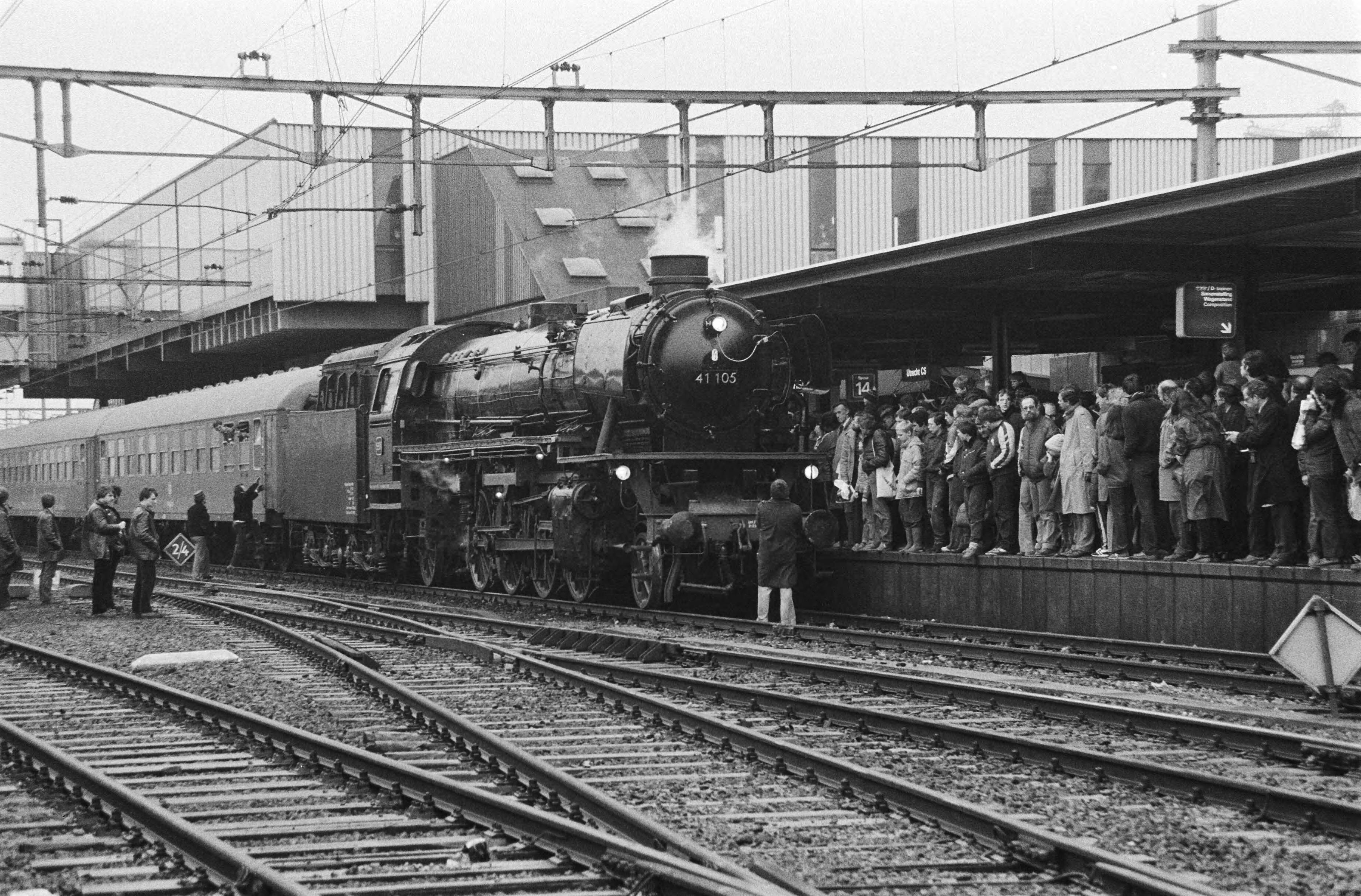 Fotocollectie Anefo — Oude stoomlocomotief van Rotterdam naar Utrecht i.v.m. beurs "Techniek en vrije tijd" in Utrechtse Jaarbeurs, belangstellenden konden ritten maken — Foto: Dijk, Hans van / Anefo. Licentie: Set B: Rechtenvrij / Publiek Domein. Bron: Nationaal Archief. http://hdl.handle.net/10648/acf68fce-d0b4-102d-bcf8-003048976d84