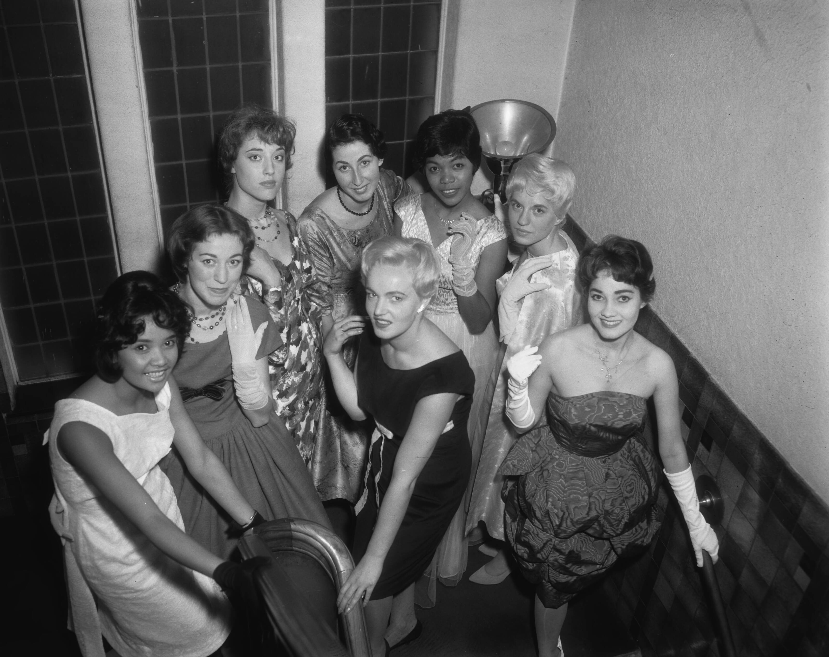 Fotocollectie Anefo — Examen Glamour Department in Den Haag — Foto: Pot, Harry / Anefo. Licentie: Set B: Rechtenvrij / Publiek Domein. Bron: Nationaal Archief. http://hdl.handle.net/10648/a98835ea-d0b4-102d-bcf8-003048976d84