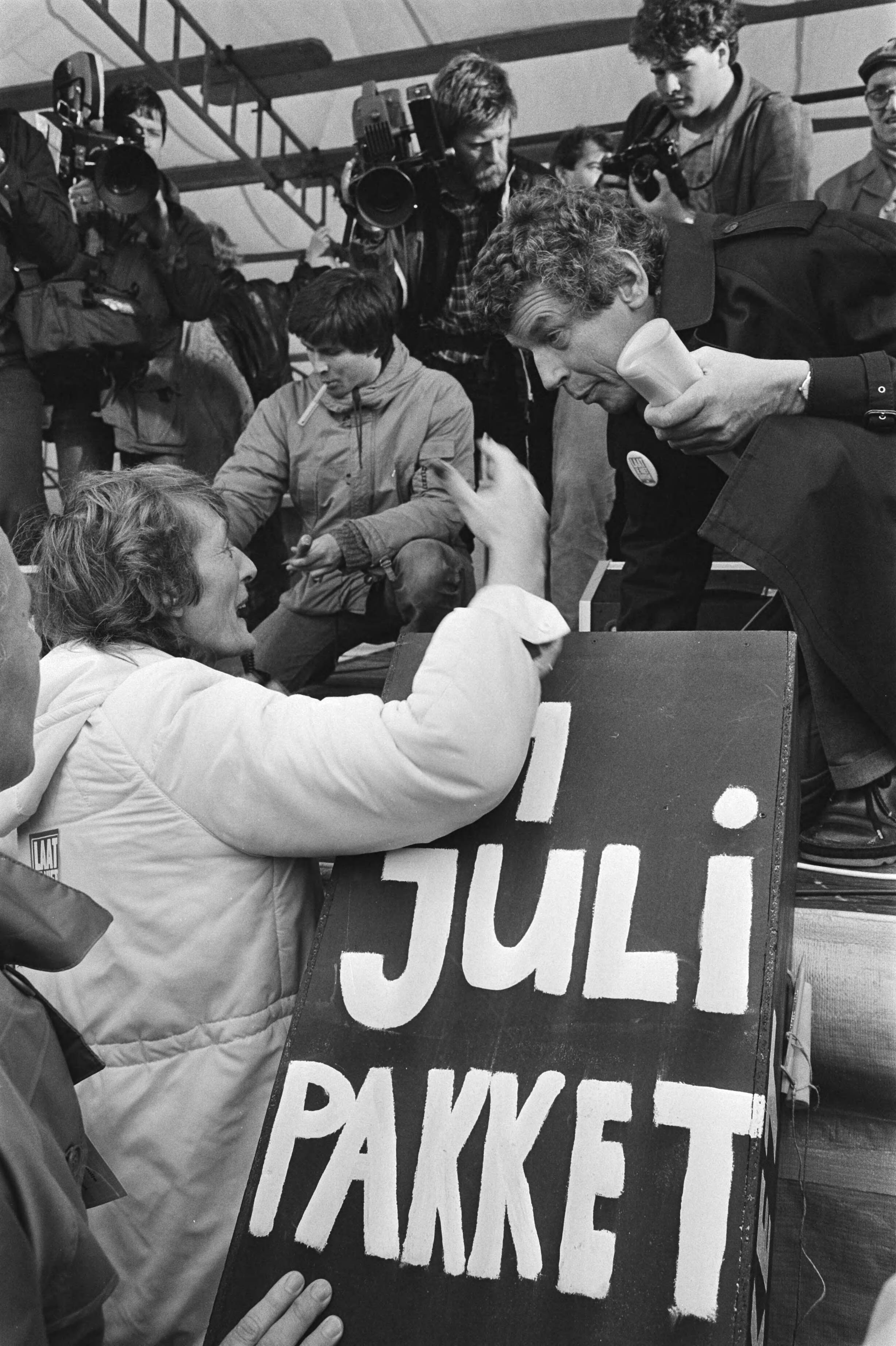 Fotocollectie Anefo — FNV-demonstratie (20.000 mensen) in Den Haag tegen "1 juli-maatregelen"; een vrouw spreekt met Wim Kok — Foto: Croes, Rob C. / Anefo. Licentie: Set B: Rechtenvrij / Publiek Domein. Bron: Nationaal Archief. http://hdl.handle.net/10648/ad3969c0-d0b4-102d-bcf8-003048976d84