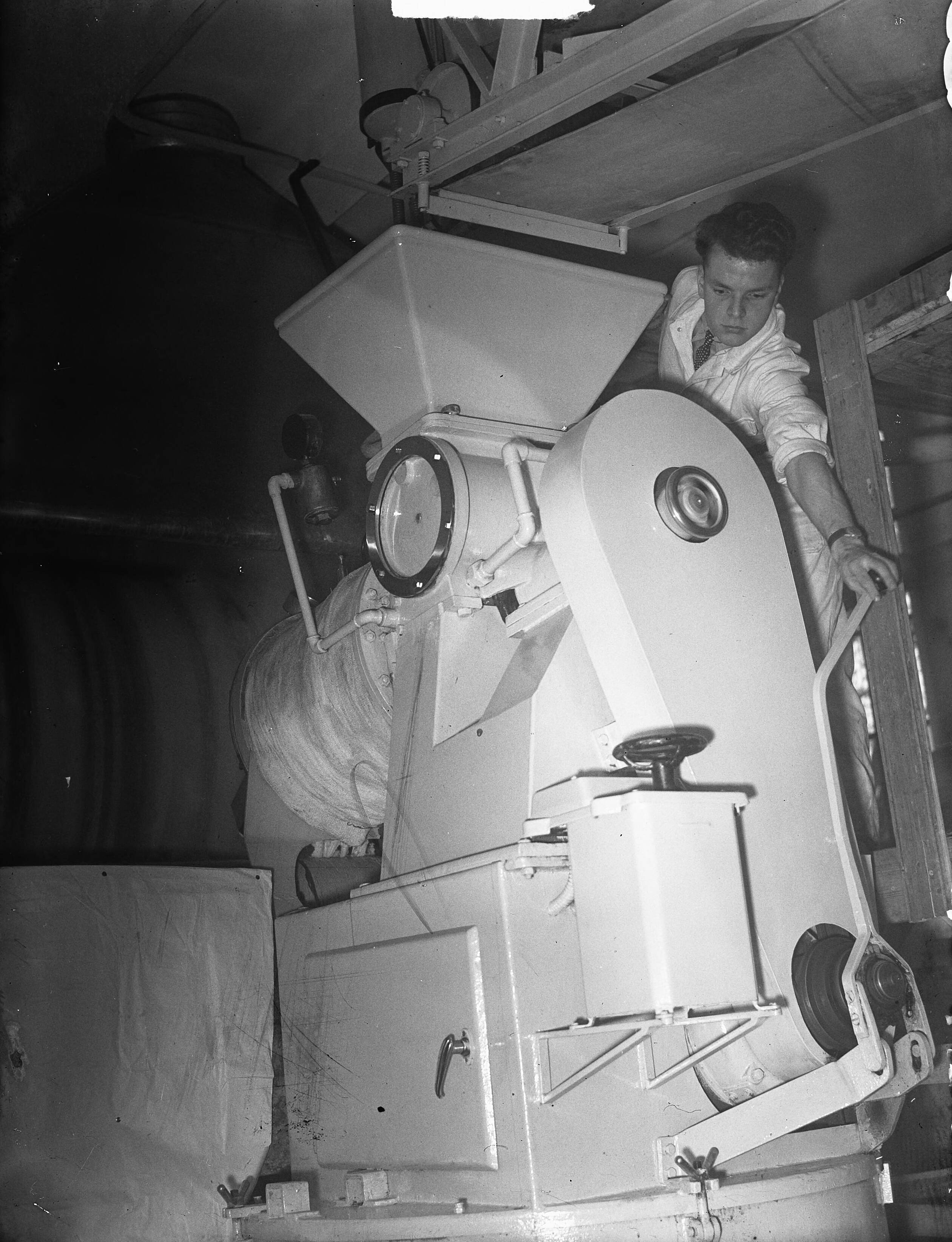 Fotocollectie Anefo — Poederkaasfabriek NV Vika te Soest, gevestigd aan de Middelwijkstraat. — Foto: Fotograaf Onbekend / Anefo. Licentie: Set B: Rechtenvrij / Publiek Domein. Bron: Nationaal Archief. http://hdl.handle.net/10648/a8d6114e-d0b4-102d-bcf8-003048976d84
