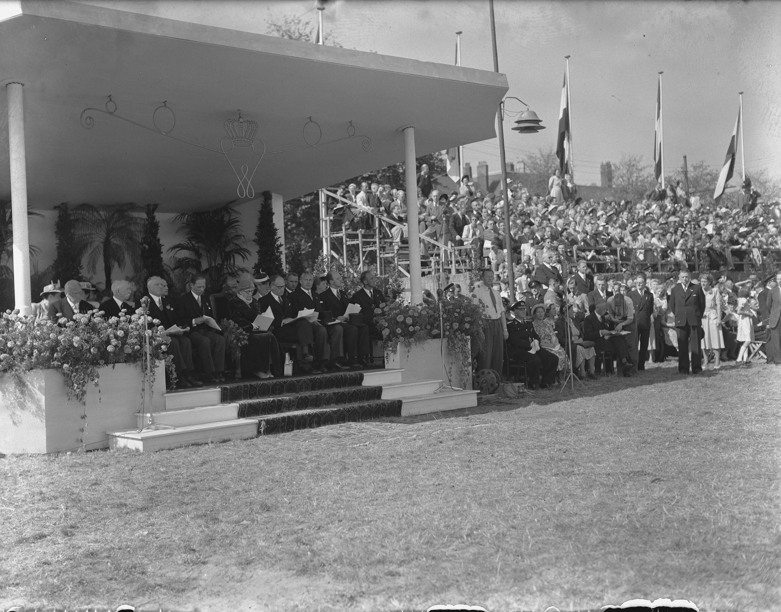 50-jarig regeringsjubileum koningin Wilhelmina — Afscheidshulde van de Haagse burgerij. Aubade op het Malieveld in Den Haag — Foto: Fotograaf Onbekend / Anefo. Licentie: Set B: Rechtenvrij / Publiek Domein. Bron: Nationaal Archief. http://hdl.handle.net/10648/ac036ac4-d0b4-102d-bcf8-003048976d84