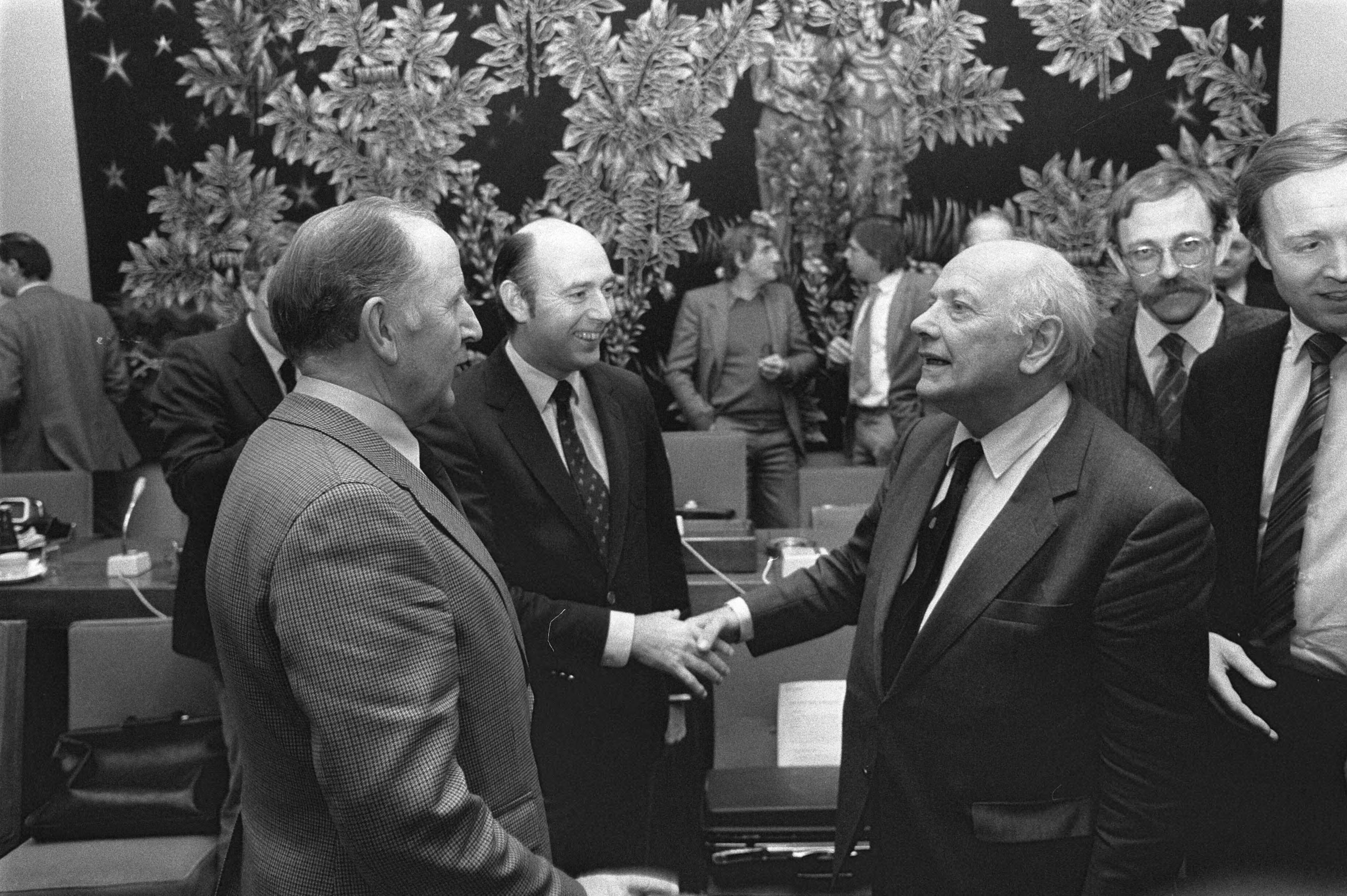 Overleg regering - werknemers en werkgevers over arbeidsvoorwaarden- beleid `82 in het SER-gebouw te Den Haag — Van links naar rechts Van Veen(VNO), Den Uyl (PvdA) en Terlouw (D66) — Foto: Bogaerts, Rob / Anefo. Licentie: Set B: Rechtenvrij / Publiek Domein. Bron: Nationaal Archief. http://hdl.handle.net/10648/ad0ad45c-d0b4-102d-bcf8-003048976d84