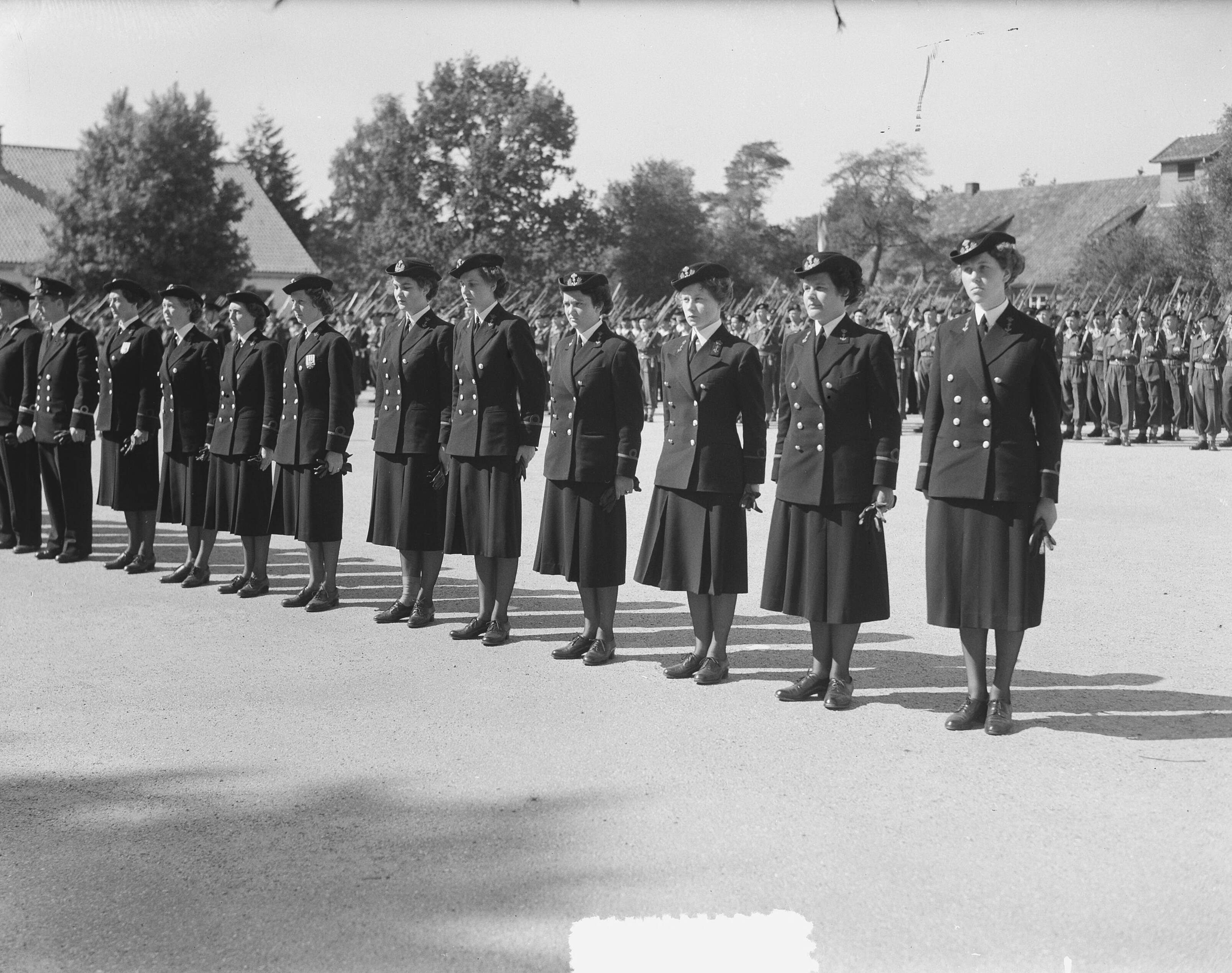 MOC Hilversum bëediging — MOC Hilversum. Beëdiging Marva's — Foto: Bilsen, Joop van / Anefo. Licentie: Set B: Rechtenvrij / Publiek Domein. Bron: Nationaal Archief. http://hdl.handle.net/10648/a8f9dc78-d0b4-102d-bcf8-003048976d84