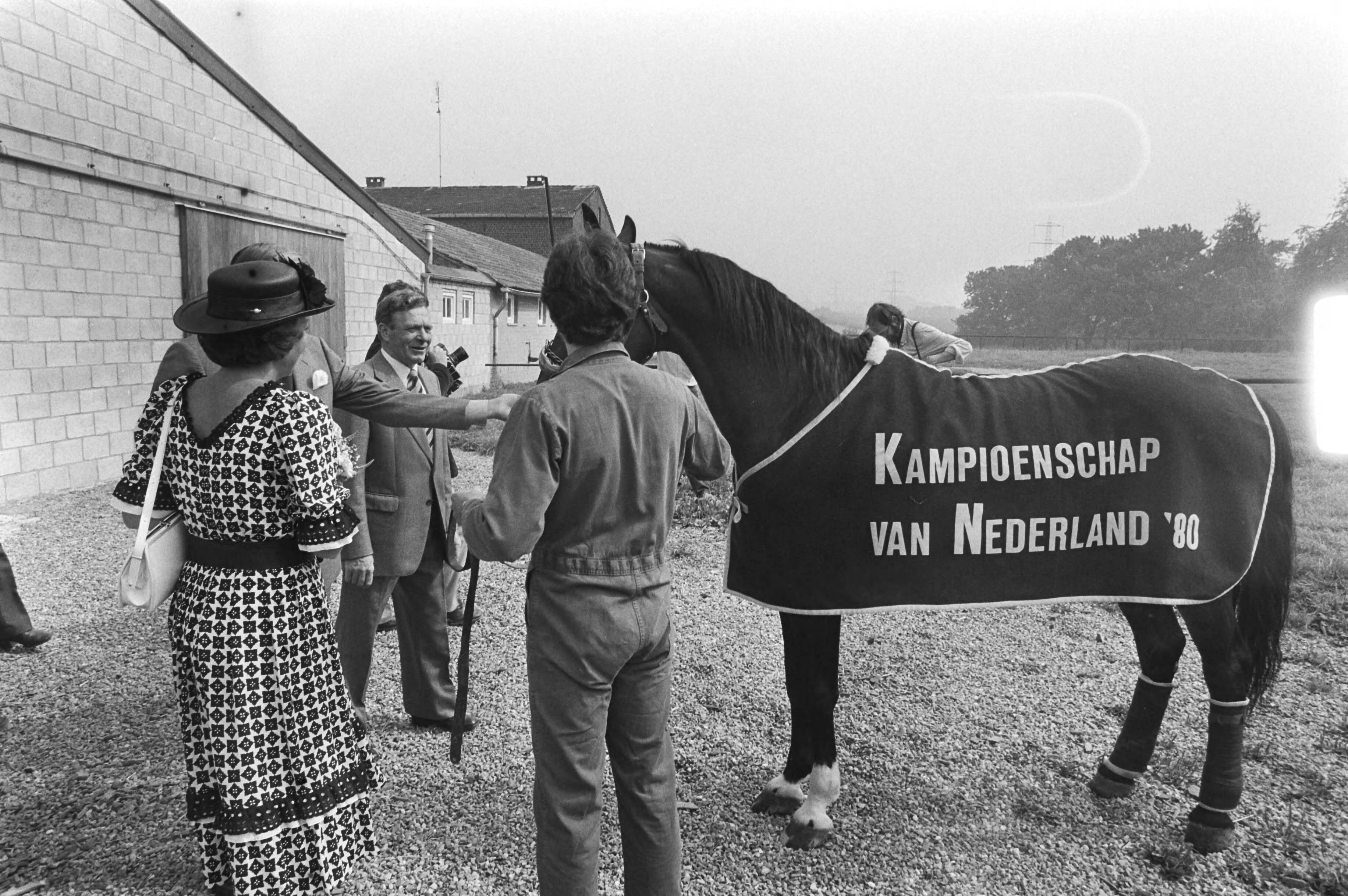 Koningin Beatrix en prins Claus bezoeken Zuid-Limburg — Koningin Beatrix en prins Claus op bezoek bij de stoeterij van dhr. J. Hendriks — Foto: Croes, Rob C. / Anefo. Licentie: Set B: Rechtenvrij / Publiek Domein. Bron: Nationaal Archief. http://hdl.handle.net/10648/ad023d74-d0b4-102d-bcf8-003048976d84