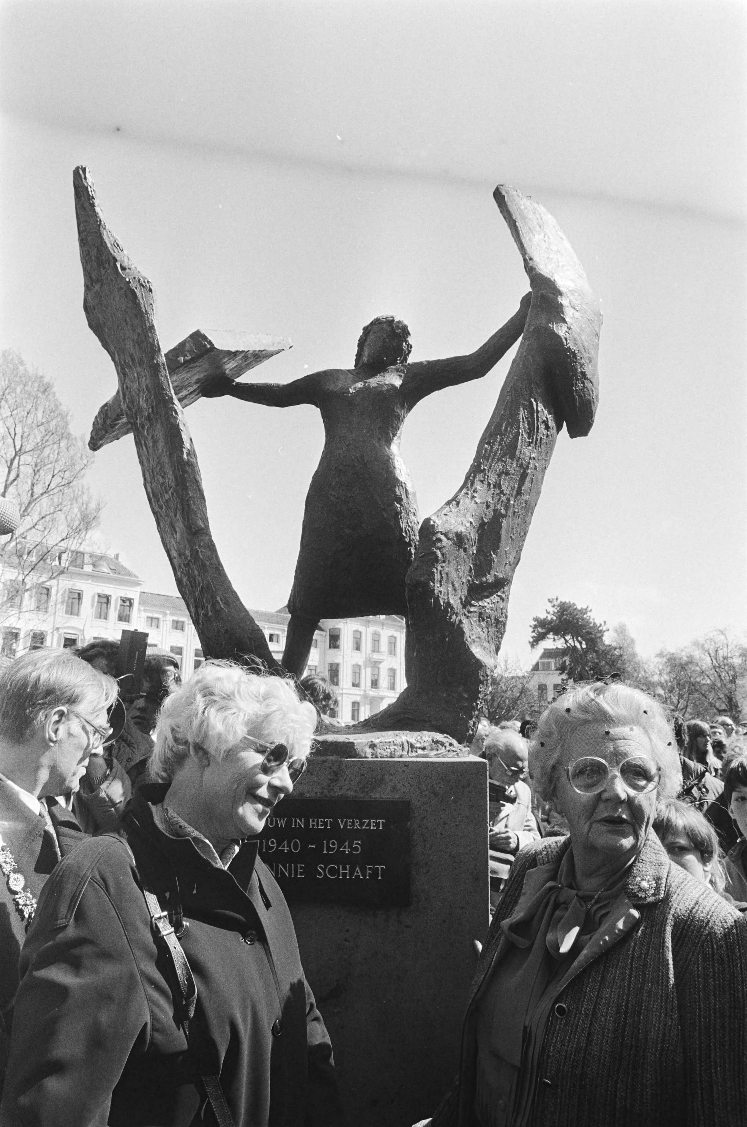 Fotocollectie Anefo — Prinses Juliana (r) onthult in Haarlem 'Vrouw in verzet', een monument ter herinnering aan de verzetsstrijdster Hannie Schaft — Foto: Dijk, Hans van / Anefo. Licentie: Set B: Rechtenvrij / Publiek Domein. Bron: Nationaal Archief. http://hdl.handle.net/10648/ad1687fc-d0b4-102d-bcf8-003048976d84