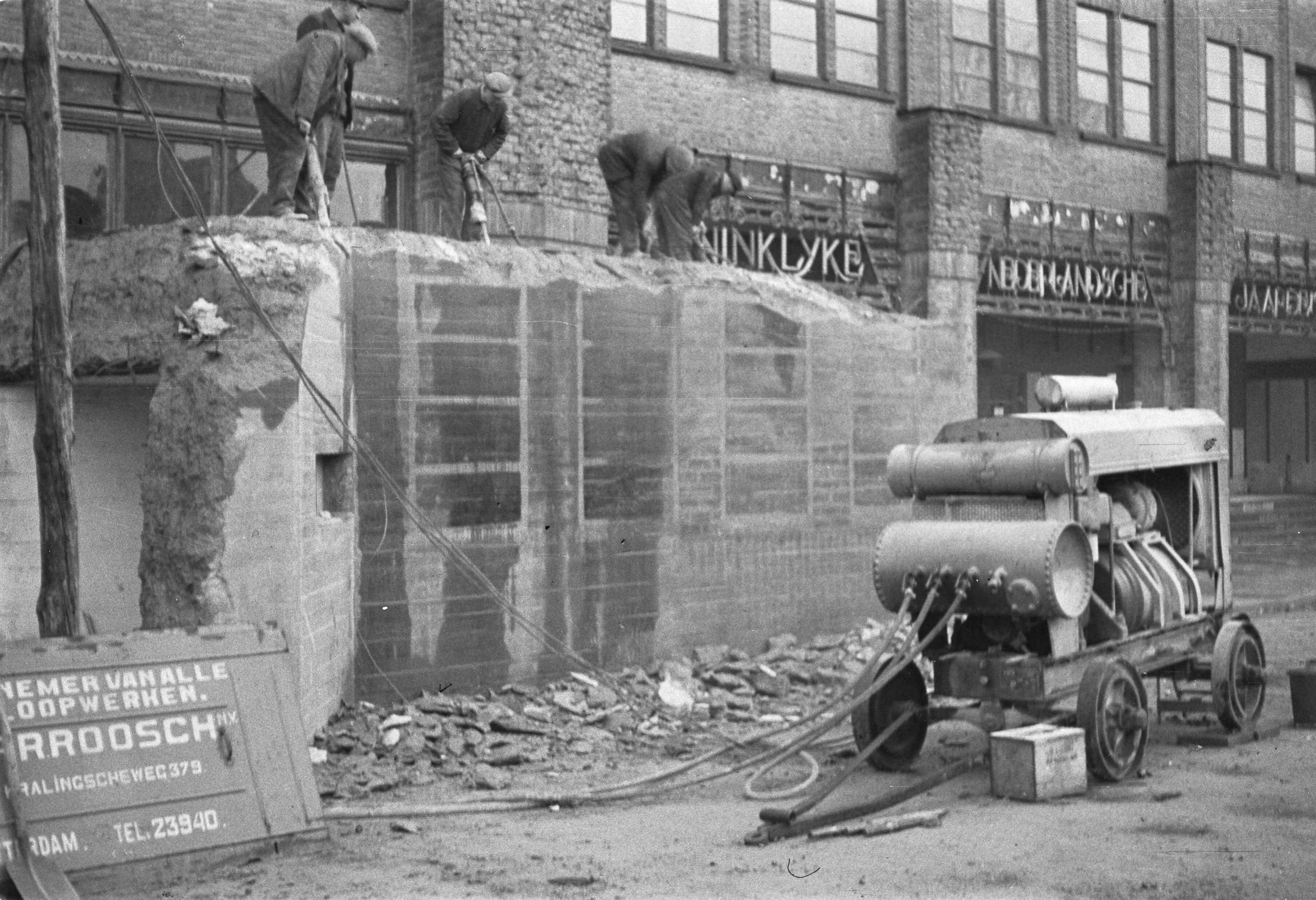 Fotocollectie Anefo — Afbraak van een bunker te Utrecht — Foto: Fotopersbureau 't Sticht / Anefo. Licentie: Set B: Rechtenvrij / Publiek Domein. Bron: Nationaal Archief. http://hdl.handle.net/10648/a8903e26-d0b4-102d-bcf8-003048976d84
