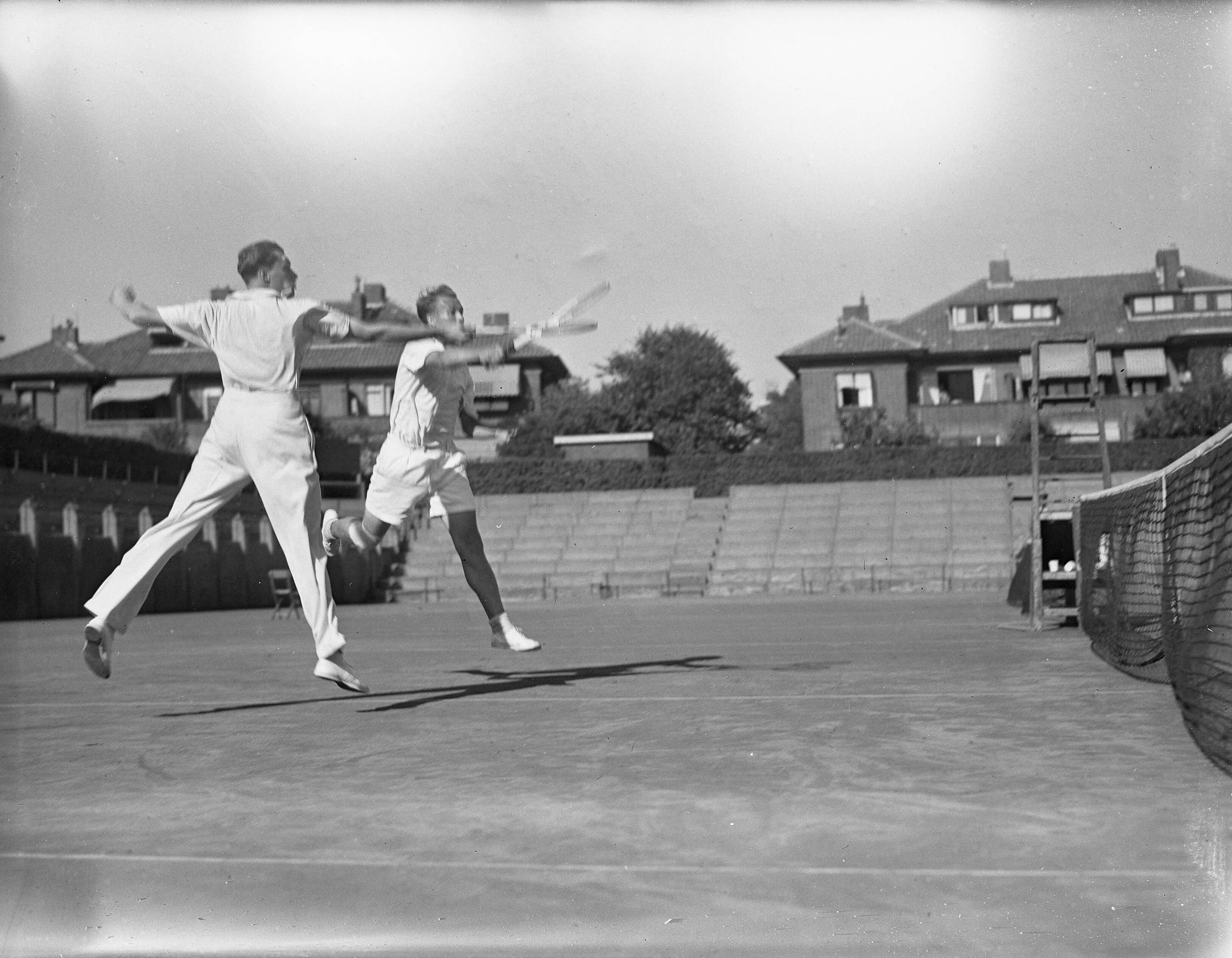 Fotocollectie Anefo — Nederlandse tenniskampioenschappen op de METS-banen te Scheveningen — Foto: Noske, J.D. / Anefo. Licentie: Set B: Rechtenvrij / Publiek Domein. Bron: Nationaal Archief. http://hdl.handle.net/10648/a8abe2c0-d0b4-102d-bcf8-003048976d84