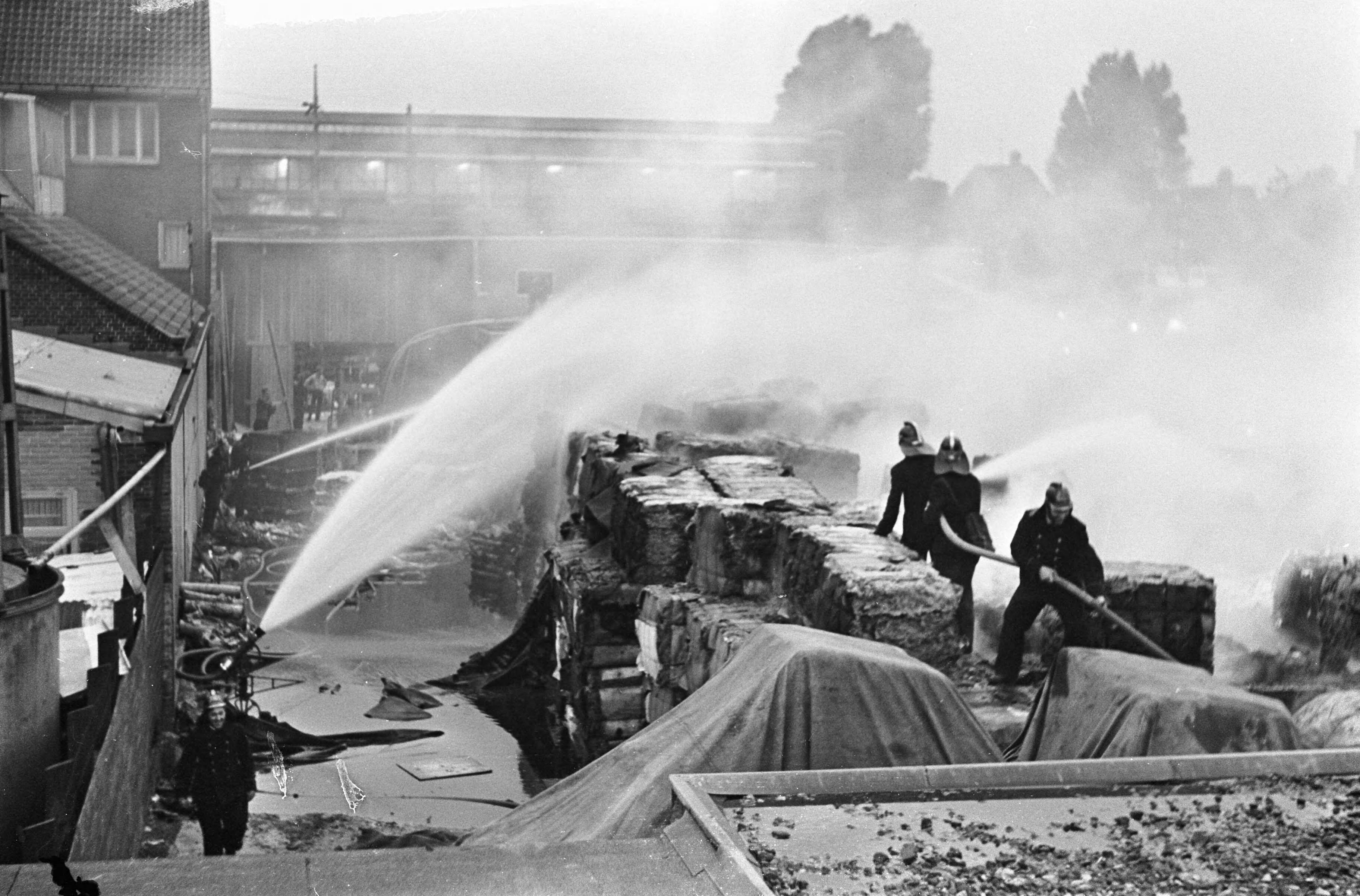 Fotocollectie Anefo — Brand in de papieropslagplaats van de N.V. Oud Papierhandel M.A. Wessels aan de Meeuwenlaan te Amsterdam-Noord, blussingswerkzaamheden — Foto: Evers, Joost / Anefo. Licentie: Set B: Rechtenvrij / Publiek Domein. Bron: Nationaal Archief. http://hdl.handle.net/10648/aab85544-d0b4-102d-bcf8-003048976d84
