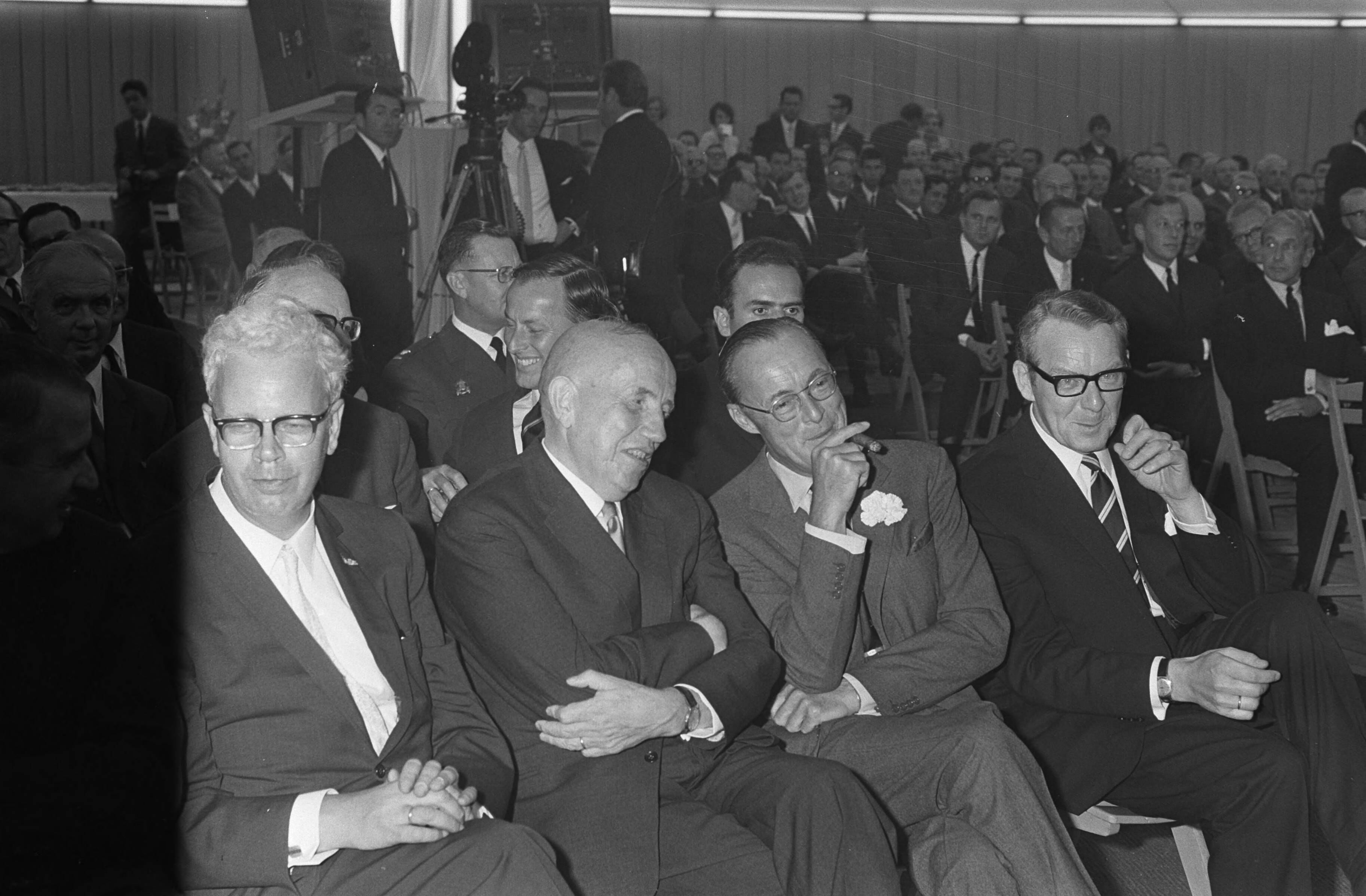 Prins Bernhard bezoekt Zeeland — De prins met zijn gastheren na zijn ontvangst bij Hoechst Vlissingen — Foto: Fotograaf Onbekend / Anefo. Licentie: Set B: Rechtenvrij / Publiek Domein. Bron: Nationaal Archief. http://hdl.handle.net/10648/ab4d606c-d0b4-102d-bcf8-003048976d84
