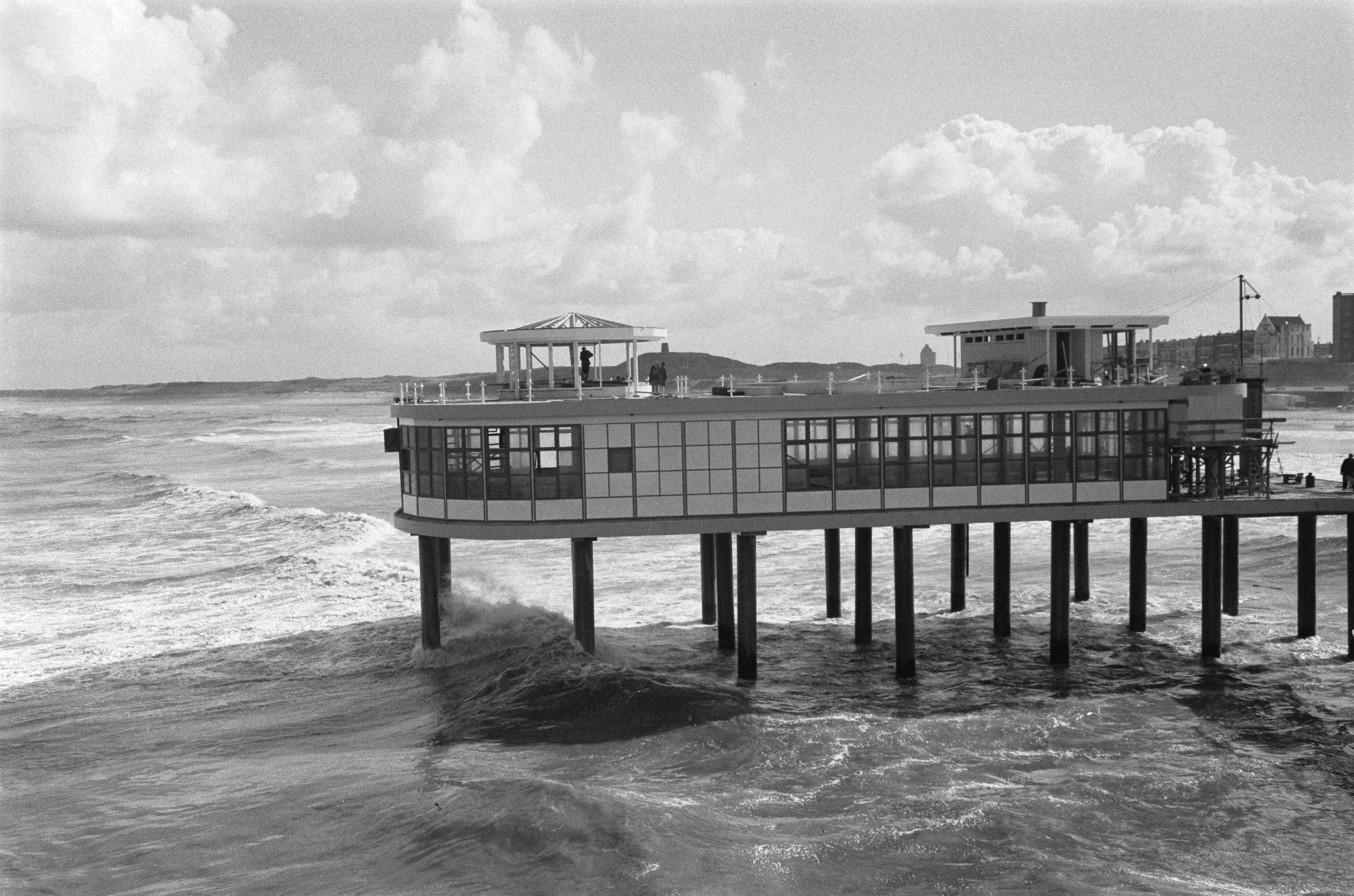 Fotocollectie Anefo — Bouw van de Pier te Scheveningen. De kinderspeelplaats — Foto: Pot, Harry / Anefo. Licentie: Set B: Rechtenvrij / Publiek Domein. Bron: Nationaal Archief. http://hdl.handle.net/10648/a9cedfe0-d0b4-102d-bcf8-003048976d84