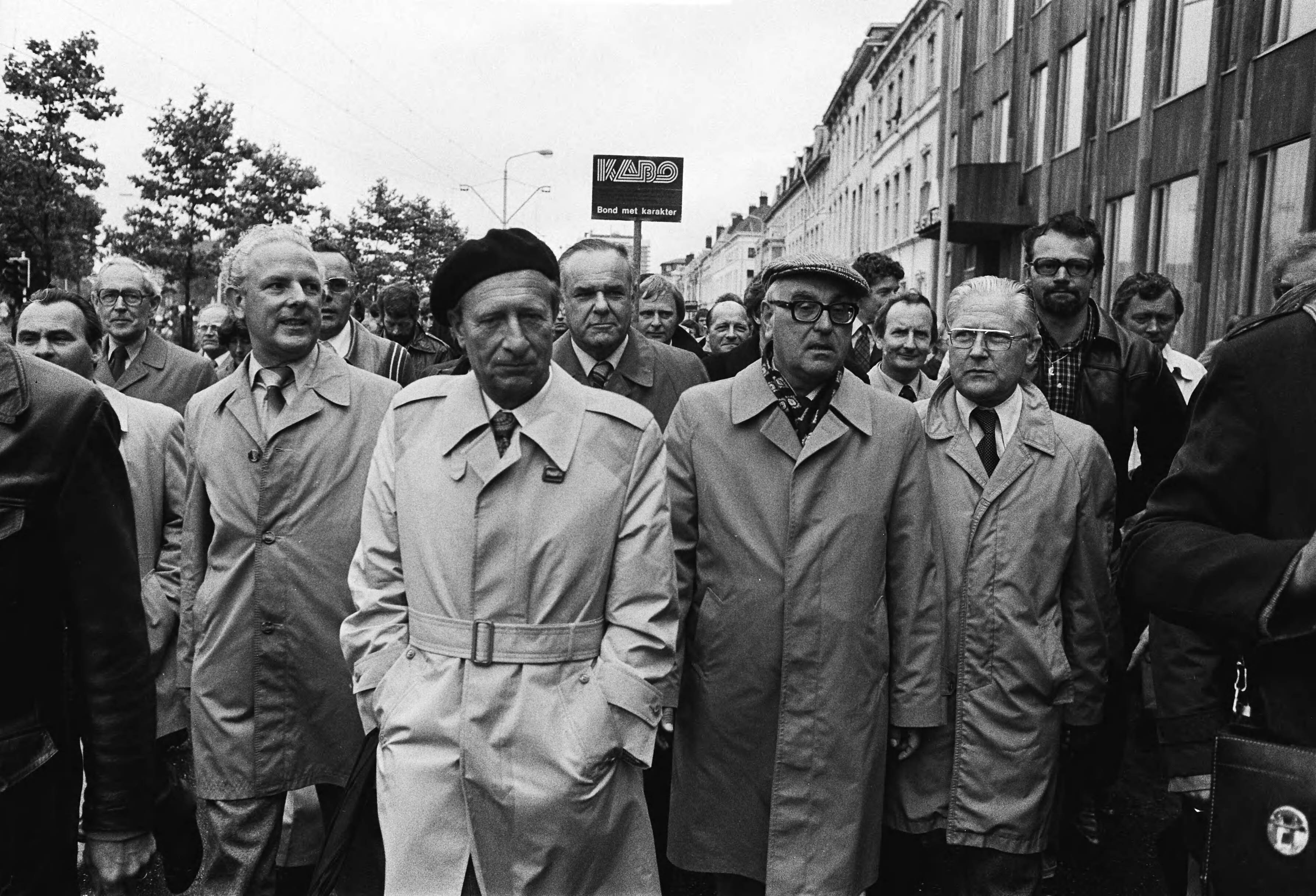 Fotocollectie Anefo — Ambtenarendemonstratie, Den Haag tegen bezuigingsplannen Van Agt ; ABVA-voorzitter Dutman op kop demonstratie — Foto: Peters, Hans / Anefo. Licentie: Set B: Rechtenvrij / Publiek Domein. Bron: Nationaal Archief. http://hdl.handle.net/10648/acb78676-d0b4-102d-bcf8-003048976d84