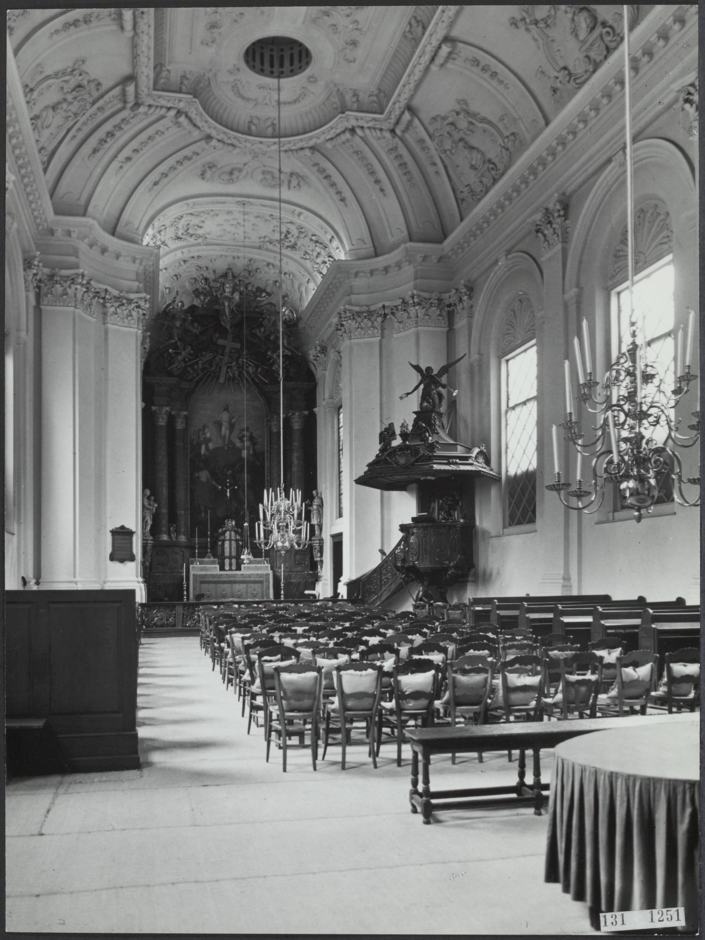 Fotocollectie Rijksvoorlichtingsdienst Eigen — Den Haag. Interieur Oud-katholieke kerk met gezicht op het hoofdaltaar en de preekstoel — Foto: Fotodienst Gemeente Den Haag. Licentie: Set B: Rechtenvrij / Publiek Domein. Bron: Nationaal Archief. http://hdl.handle.net/10648/af51e778-d0b4-102d-bcf8-003048976d84