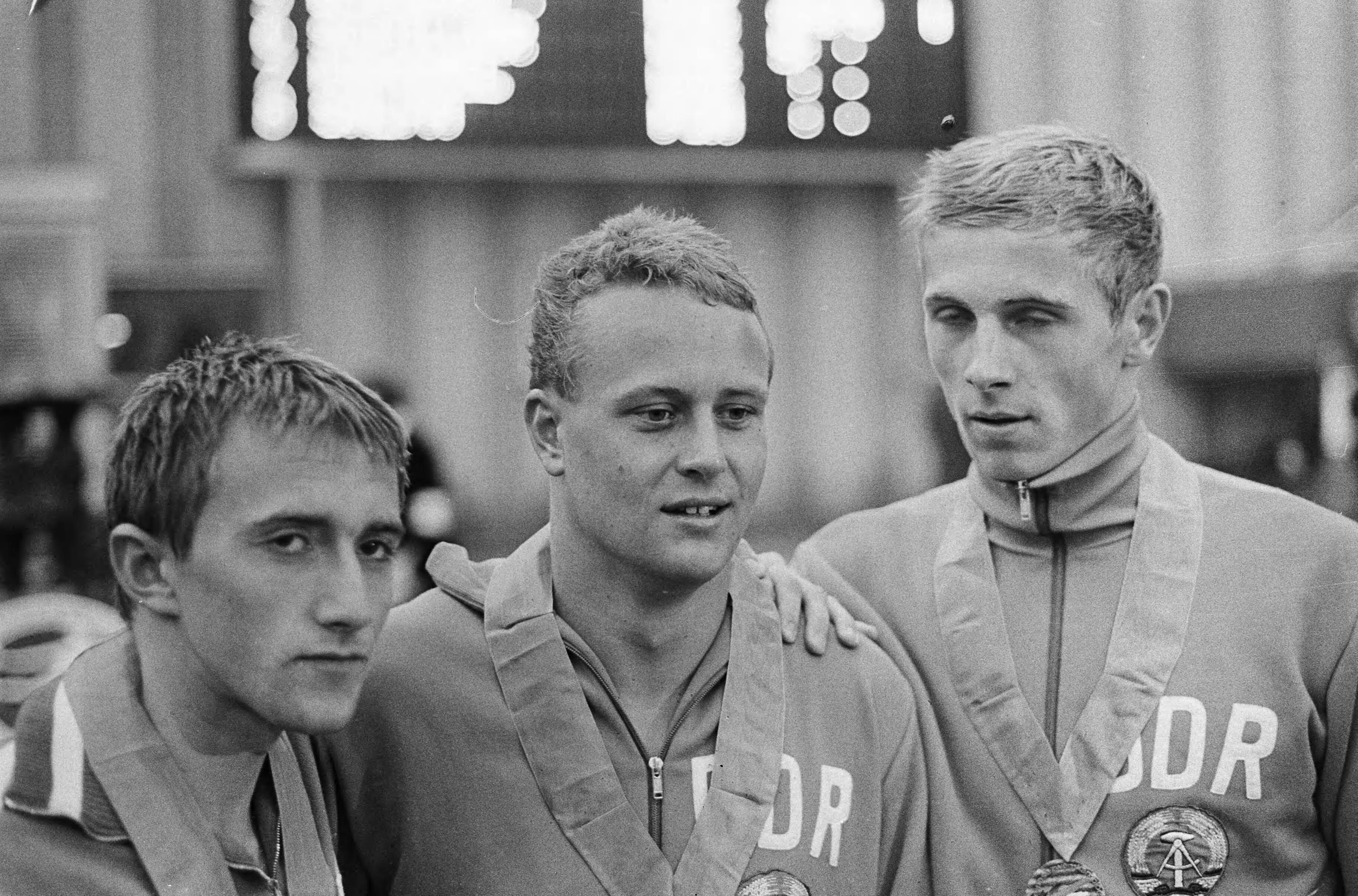 Fotocollectie Anefo — Europese Zwemkampioenschappen te Utrecht wisselslag heren, Dunaev (Rusland), Wiegand en Katzur (Oost-Duitsland) op podium — Foto: Kroon, Ron / Anefo. Licentie: Set B: Rechtenvrij / Publiek Domein. Bron: Nationaal Archief. http://hdl.handle.net/10648/aaf77120-d0b4-102d-bcf8-003048976d84