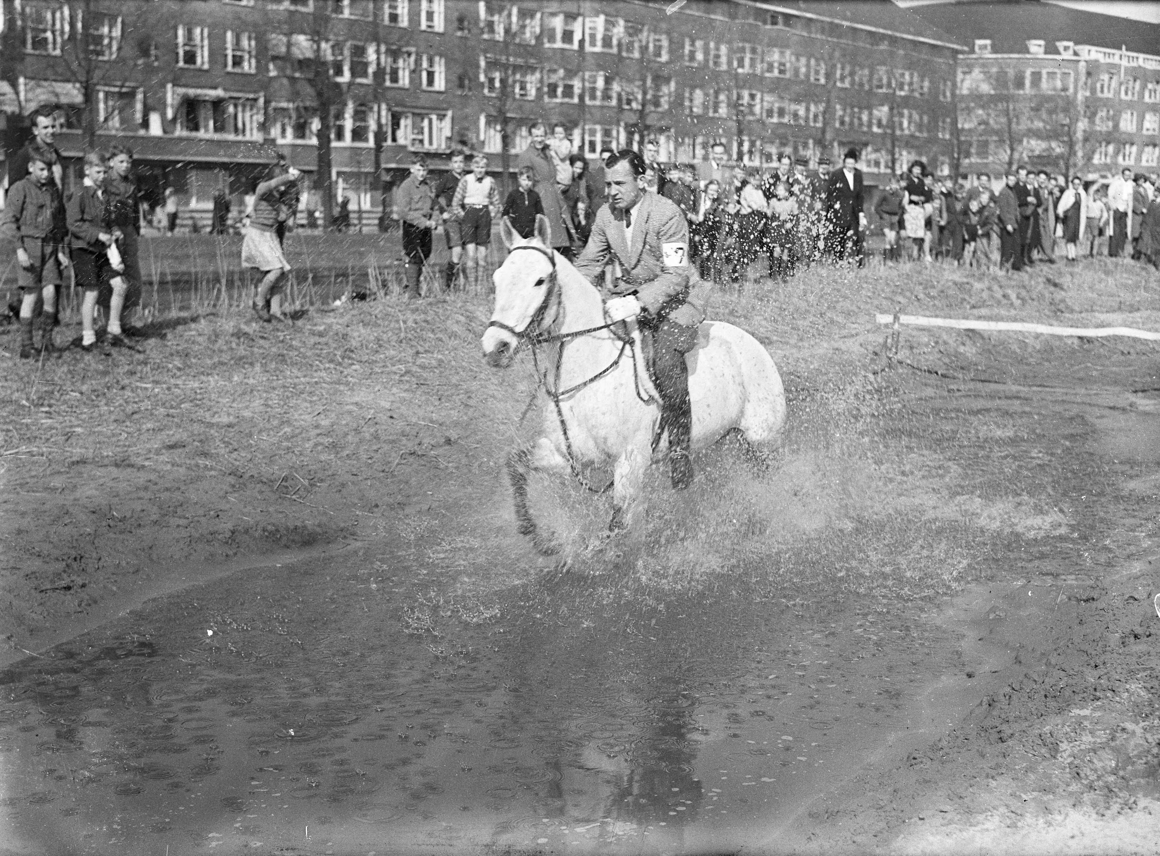 Cross-Country Amsterdam — Foto: Sagers, Harry / Anefo. — Licentie: Set B: Rechtenvrij / Publiek Domein. Bron: Nationaal Archief. http://hdl.handle.net/10648/a8a6c722-d0b4-102d-bcf8-003048976d84