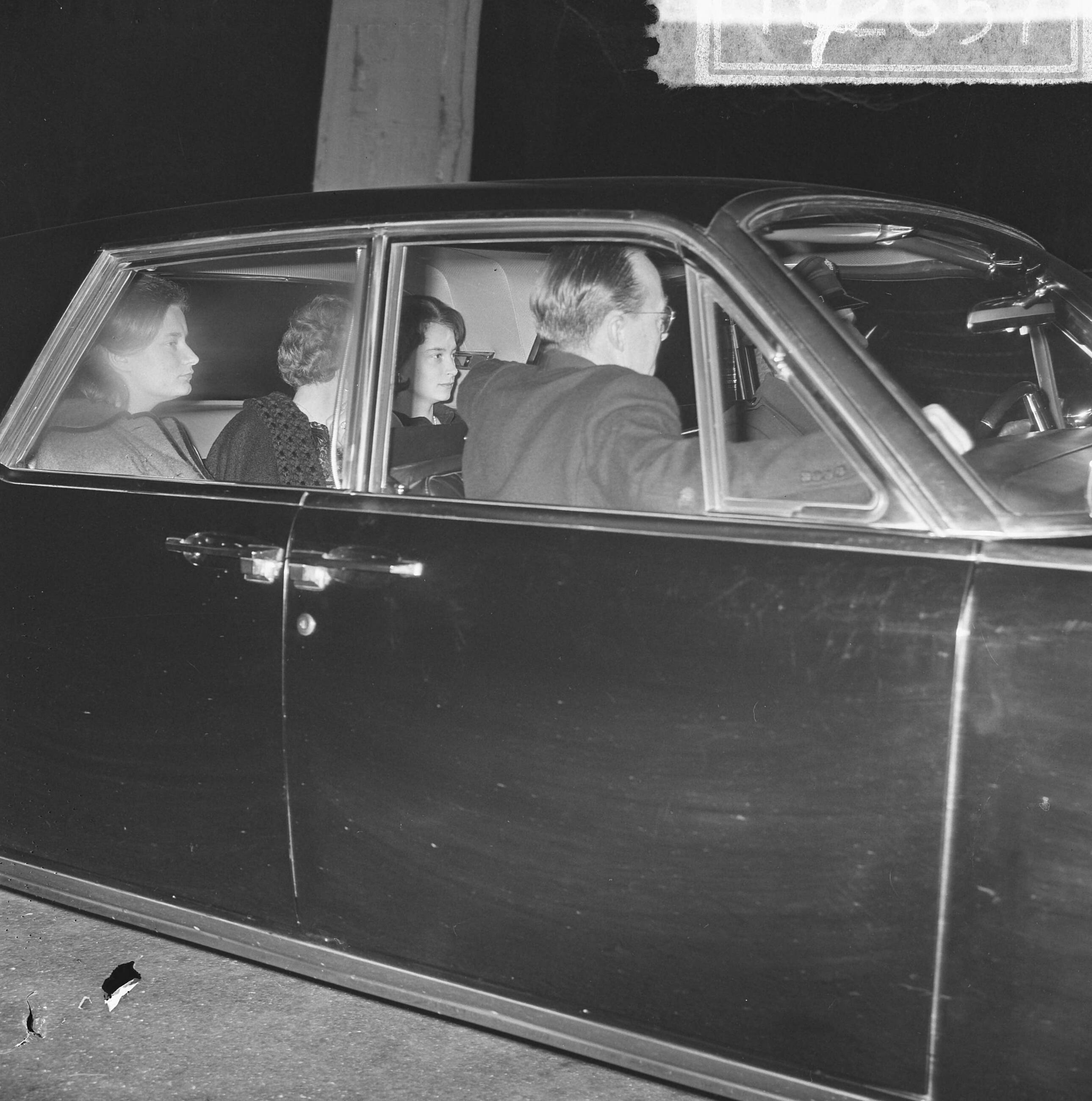 Fotocollectie Anefo — Feest op Drakensteyn, koningin Juliana tussen twee vriendinnen van Prinses Beatrix en Prins Bernhard voor in de hofauto — Foto: Koch, Eric / Anefo. Licentie: Set B: Rechtenvrij / Publiek Domein. Bron: Nationaal Archief. http://hdl.handle.net/10648/aa89c8dc-d0b4-102d-bcf8-003048976d84