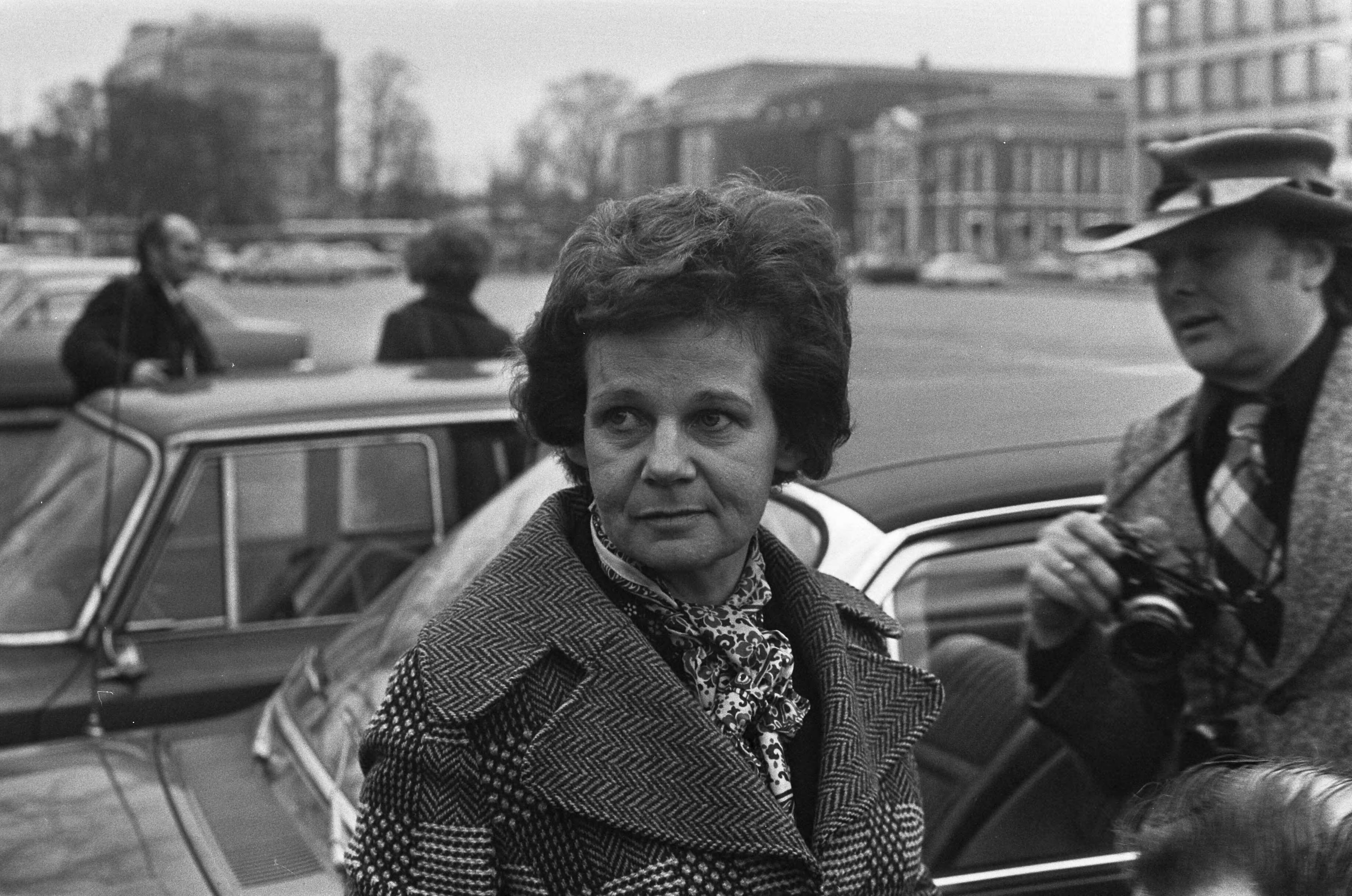 Fotocollectie Anefo — Euthanasie-proces begonnen tegen mevrouw Postma van Boven in Leeuwarden, mevrouw Postma (kop) — Foto: Verhoeff, Bert / Anefo. Licentie: Set B: Rechtenvrij / Publiek Domein. Bron: Nationaal Archief. http://hdl.handle.net/10648/ac246f08-d0b4-102d-bcf8-003048976d84