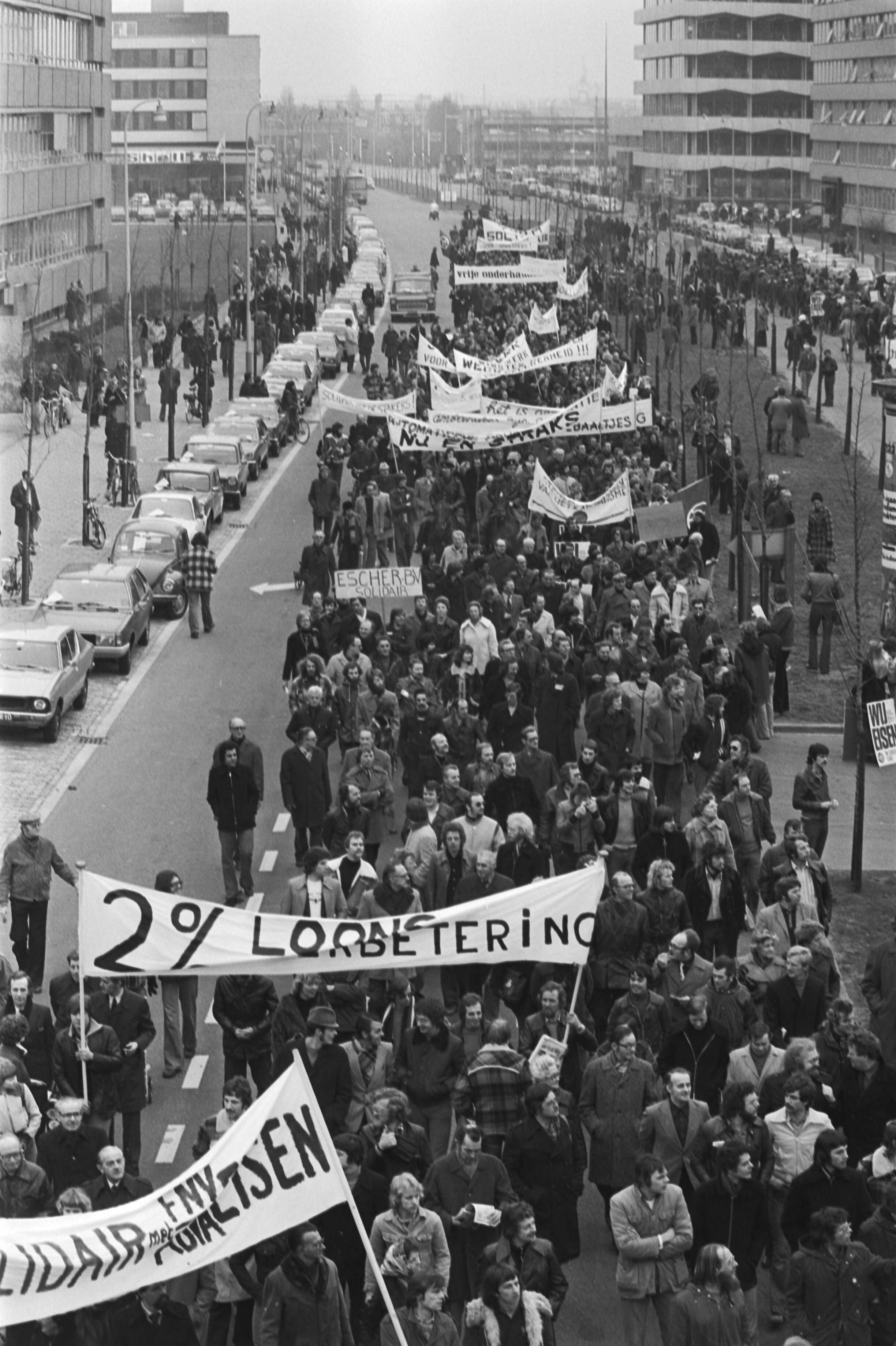 Fotocollectie Anefo — Demonstratie stakers in Den Haag ; tijdens demonstratietocht — Foto: Suyk, Koen / Anefo. Licentie: Set B: Rechtenvrij / Publiek Domein. Bron: Nationaal Archief. http://hdl.handle.net/10648/ac95fc5e-d0b4-102d-bcf8-003048976d84