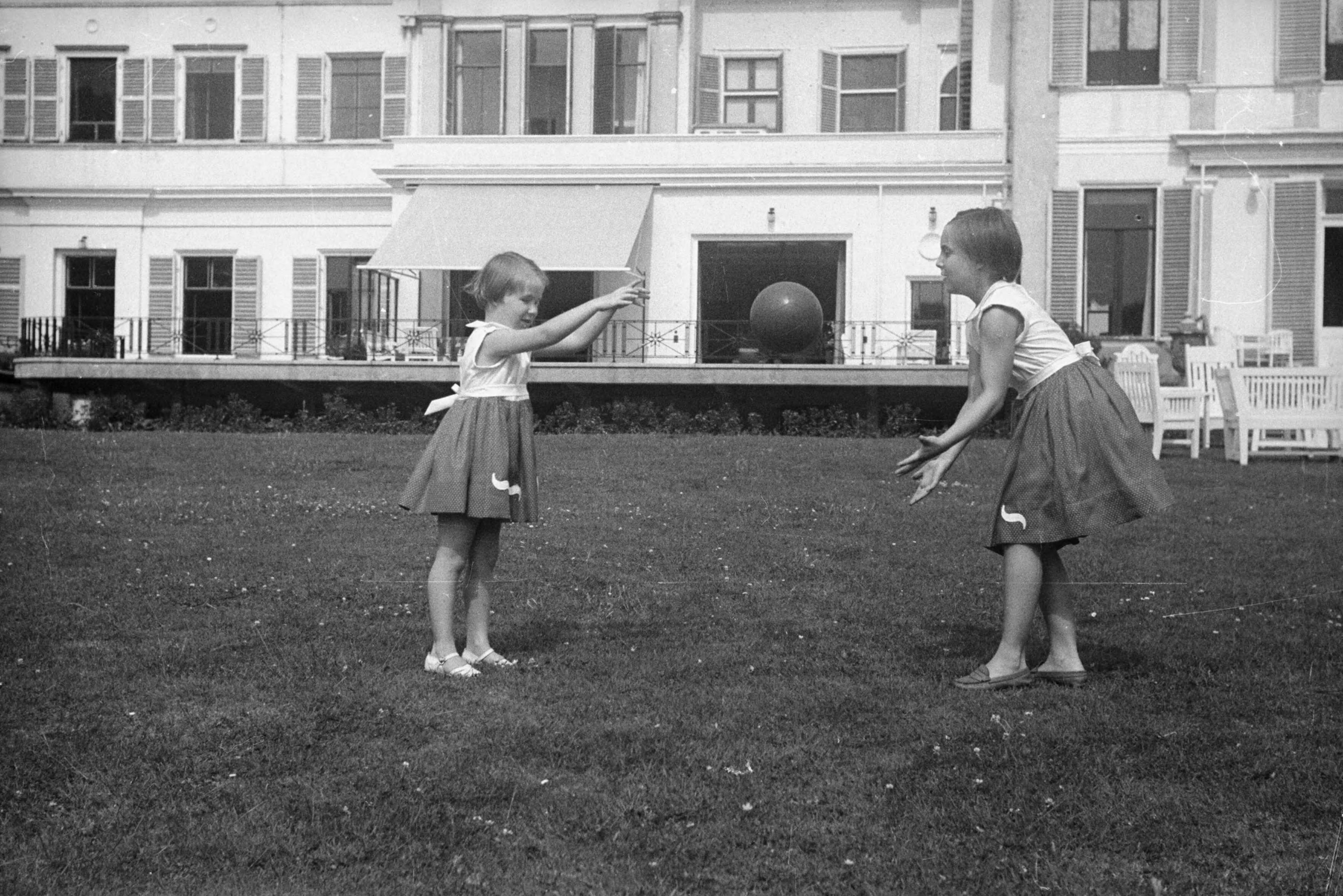 Fotocollectie RVD / Koninklijk Huis — Prinses Margriet en prinses Marijke spelend in de achtertuin van paleis Soestdijk, 1953 — Foto: Rousel (repro) / RVD. Licentie: Set B: Rechtenvrij / Publiek Domein. Bron: Nationaal Archief. http://hdl.handle.net/10648/afb8e6ee-d0b4-102d-bcf8-003048976d84