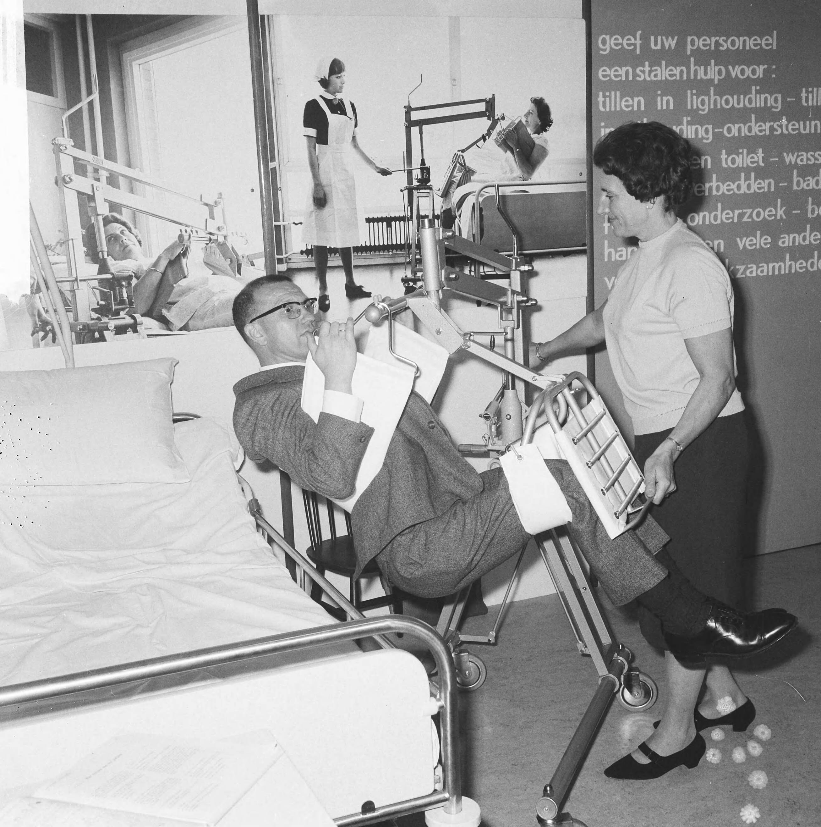 Fotocollectie Anefo — Vakbeurs Medica 65 in Expohal te Hilversum, de "stalen verpleegster", een tilhulp — Foto: Nijs, Jac. de / Anefo. Licentie: Set B: Rechtenvrij / Publiek Domein. Bron: Nationaal Archief. http://hdl.handle.net/10648/aac1f662-d0b4-102d-bcf8-003048976d84