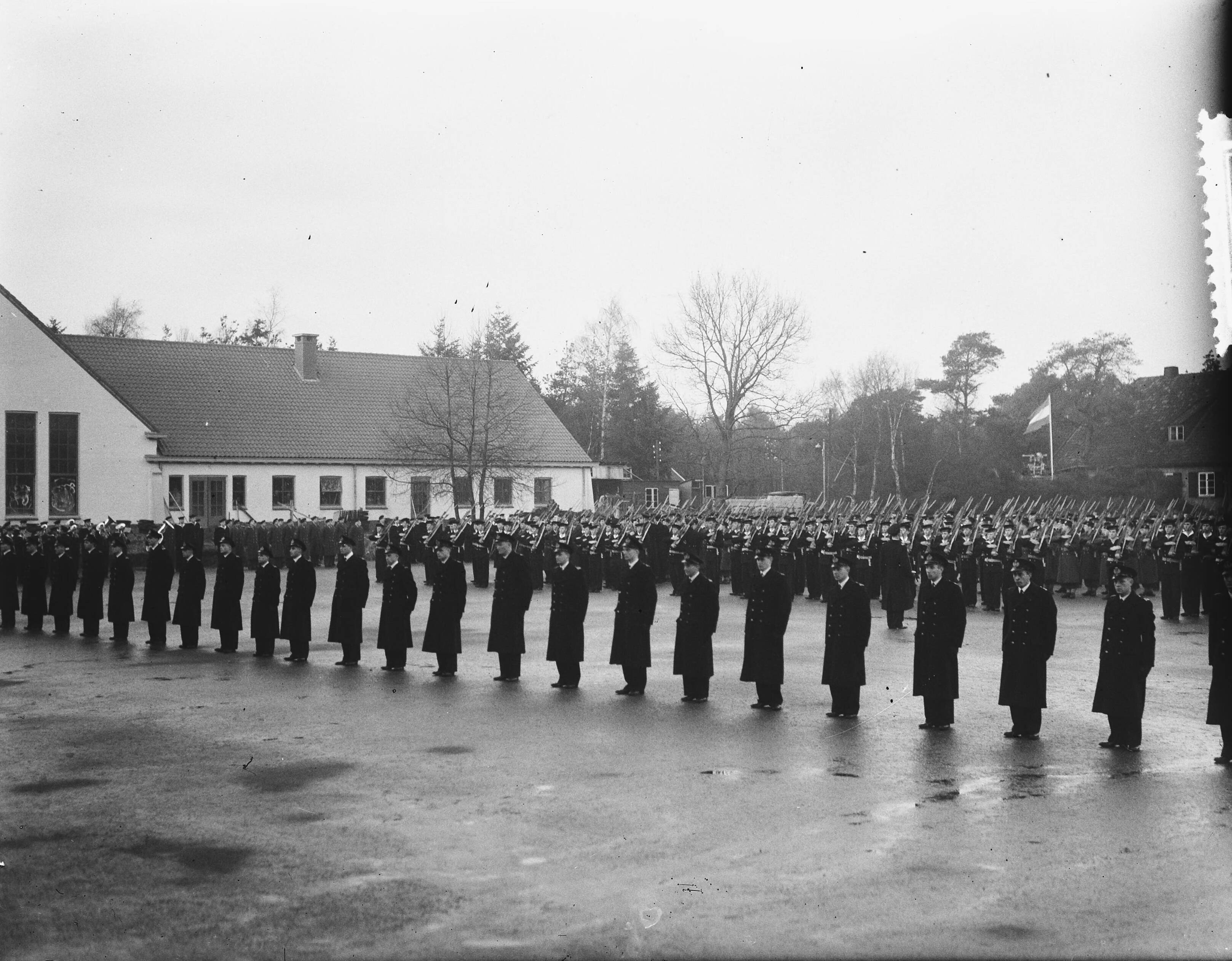 Beëdiging van 37 marine-officieren in MOK HIlversum — In het Marine-opleidingskamp nabij Hilversum zijn 37 marineofficieren beëdigd door de kapitein-ter-zee ]. J. Hogendoorn — Foto: Bilsen, Joop van / Anefo. Licentie: Set B: Rechtenvrij / Publiek Domein. Bron: Nationaal Archief. http://hdl.handle.net/10648/a8f3fec0-d0b4-102d-bcf8-003048976d84
