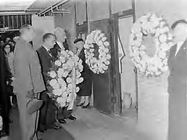 Fotocollectie Anefo — Jaarlijkse herdenking in Scheveningen bij dodencel — Foto: Rossem, Wim van / Anefo. Licentie: Set B: Rechtenvrij / Publiek Domein. Bron: Nationaal Archief. http://hdl.handle.net/10648/a986502c-d0b4-102d-bcf8-003048976d84