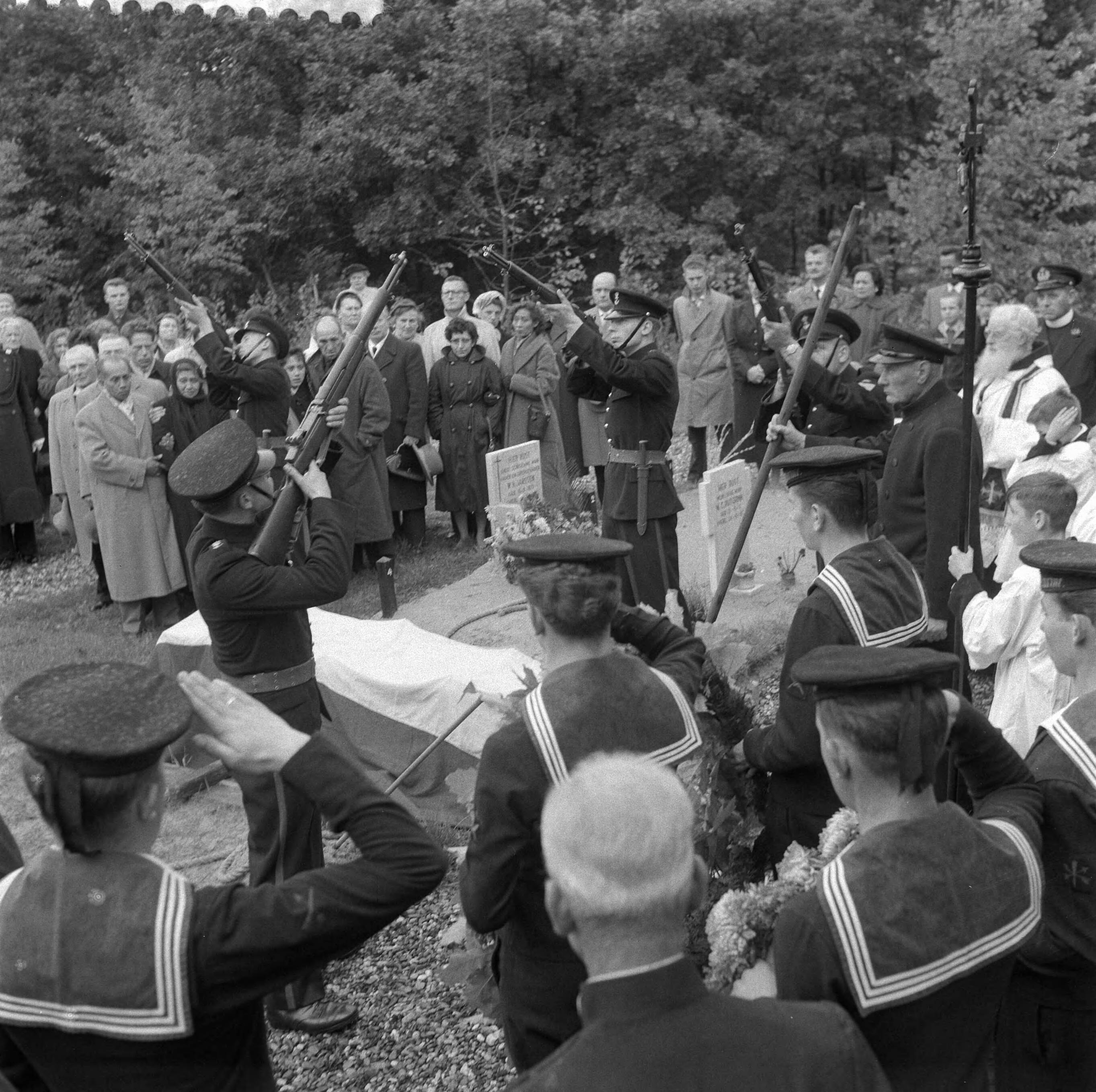 Fotocollectie Anefo — Marvobegrafenis J. O. S. van der Hoeven te Rijswijk — Foto: Rossem, Wim van / Anefo. Licentie: Set B: Rechtenvrij / Publiek Domein. Bron: Nationaal Archief. http://hdl.handle.net/10648/a96b586c-d0b4-102d-bcf8-003048976d84