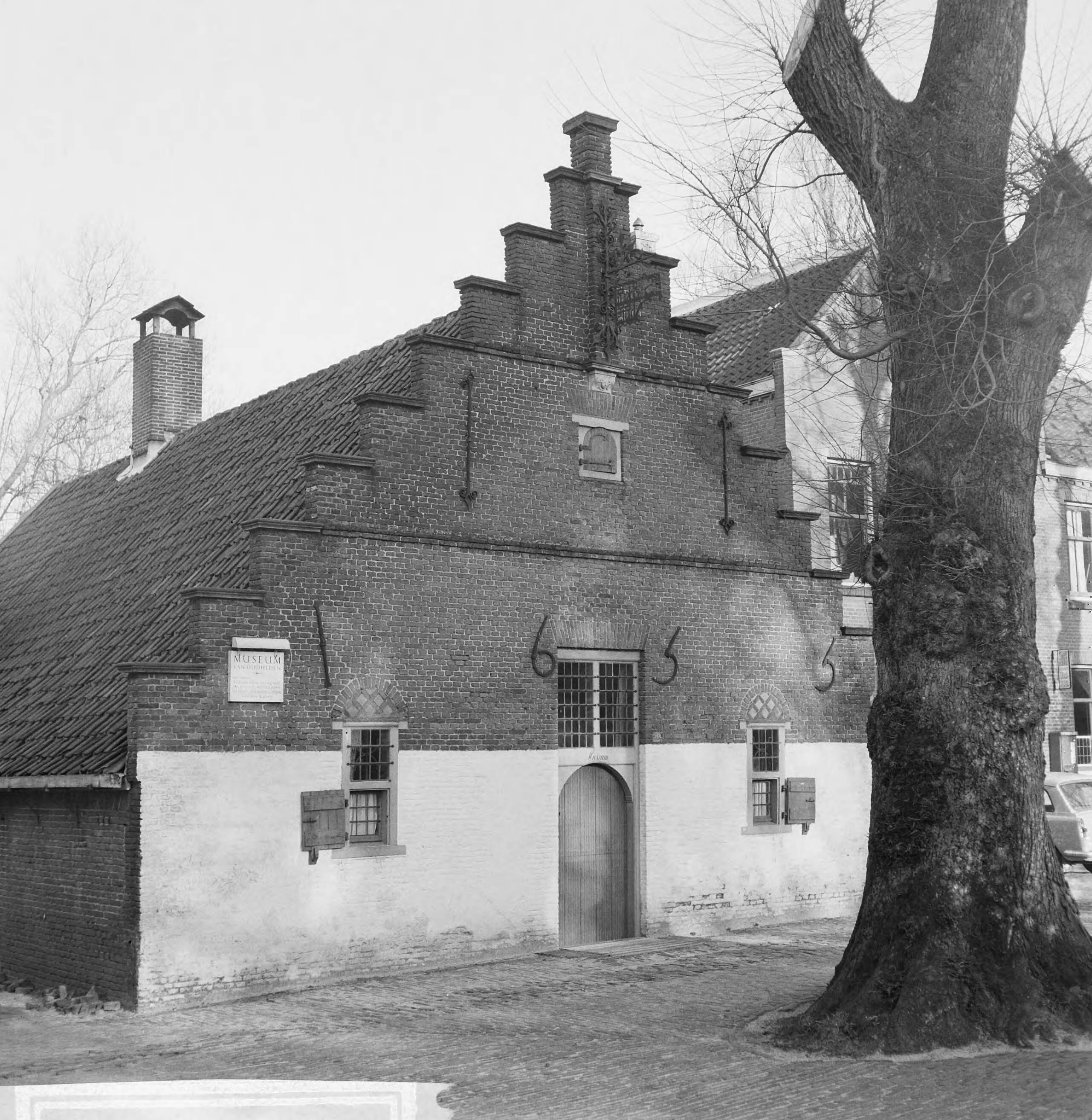 Fotocollectie Anefo — Oudheidkundig Museum te Bergen uit 1655 — Foto: Kroon, Ron / Anefo. Licentie: Set B: Rechtenvrij / Publiek Domein. Bron: Nationaal Archief. http://hdl.handle.net/10648/aad528a4-d0b4-102d-bcf8-003048976d84