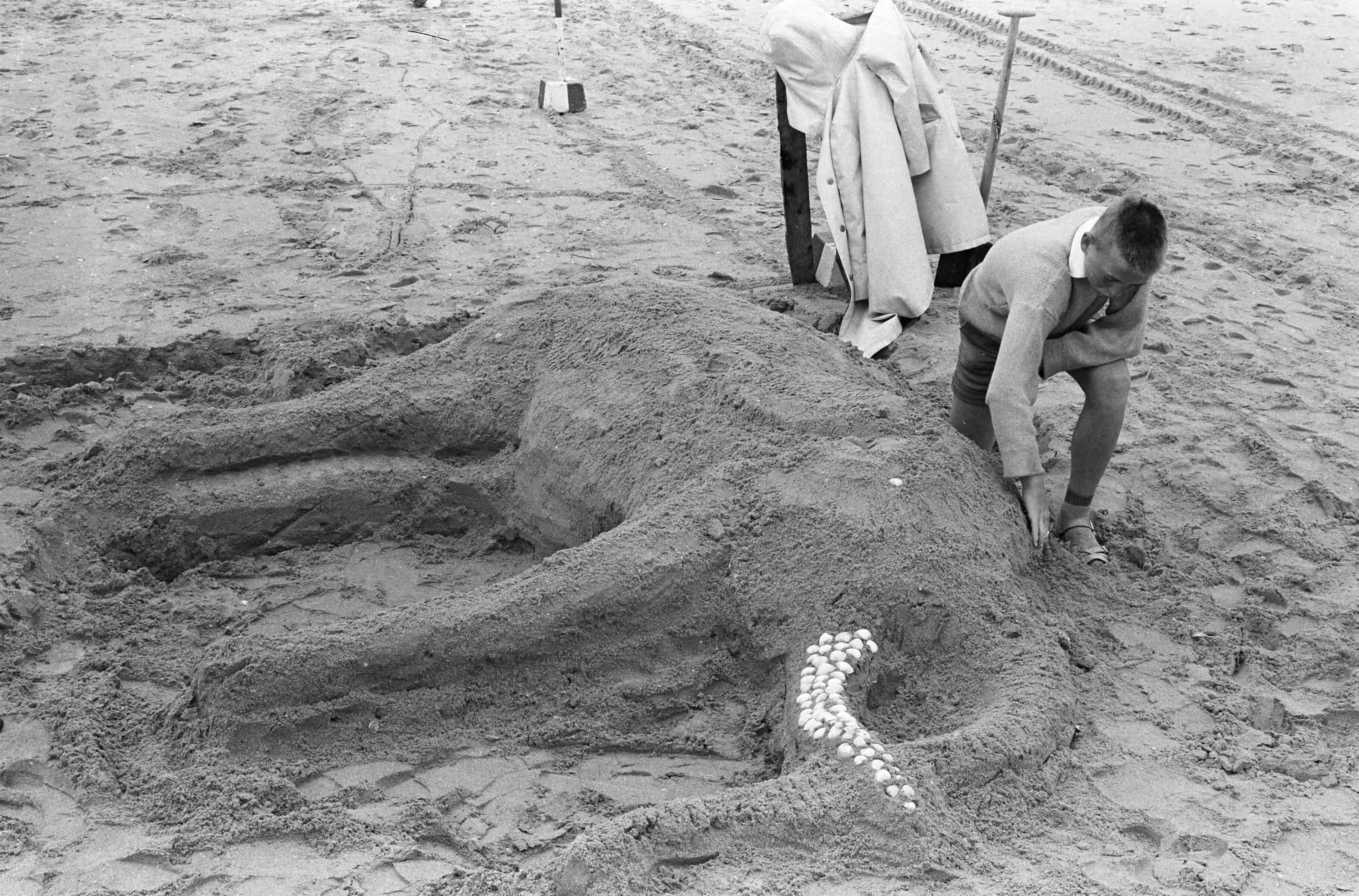 Fotocollectie Anefo — Zandbouwwedstrijden in Zandvoort — Foto: Pot, Harry / Anefo. Licentie: Set B: Rechtenvrij / Publiek Domein. Bron: Nationaal Archief. http://hdl.handle.net/10648/aa1096ba-d0b4-102d-bcf8-003048976d84